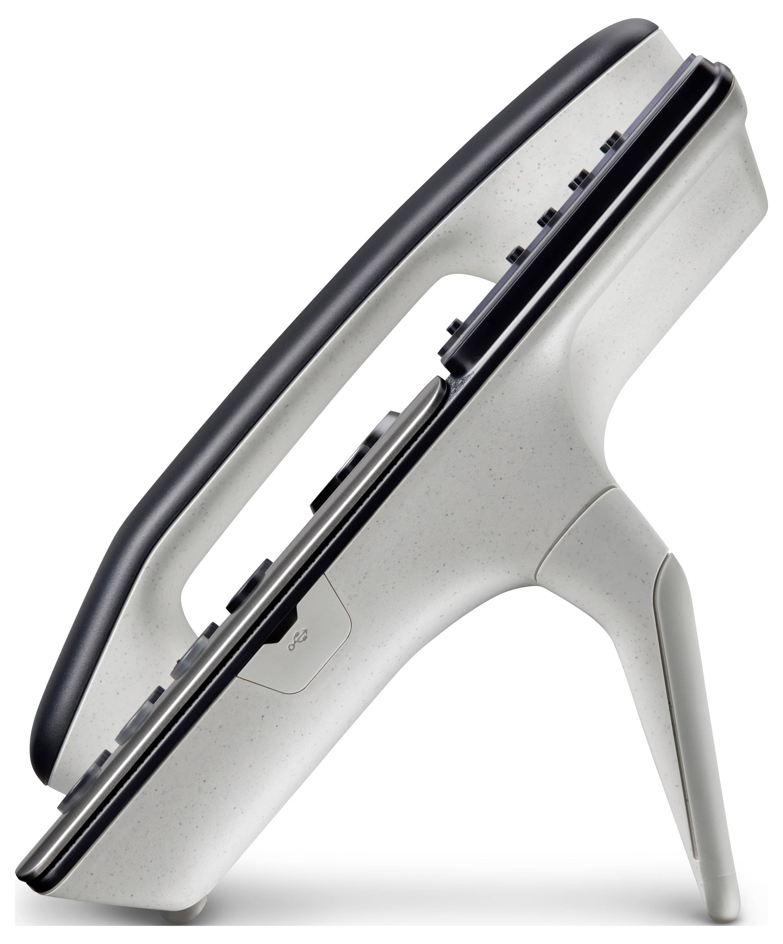 Weiße ergonomische Computermaus mit griffartiger Oberseite und abgewinkelter Basis auf einfachem Hintergrund.