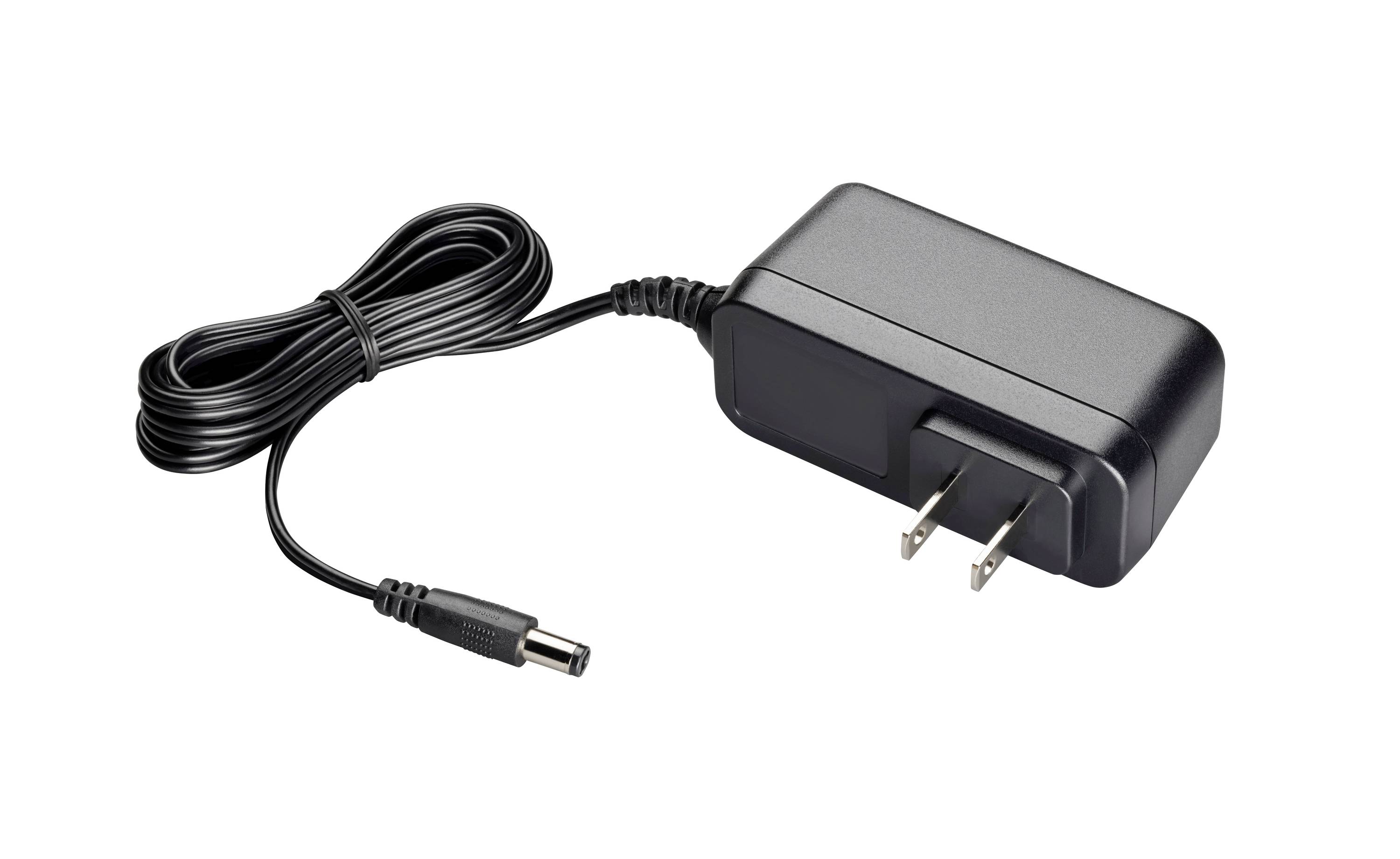 Schwarzer Stromadapter mit angeschlossenem Kabel und Stecker auf weißem Hintergrund.