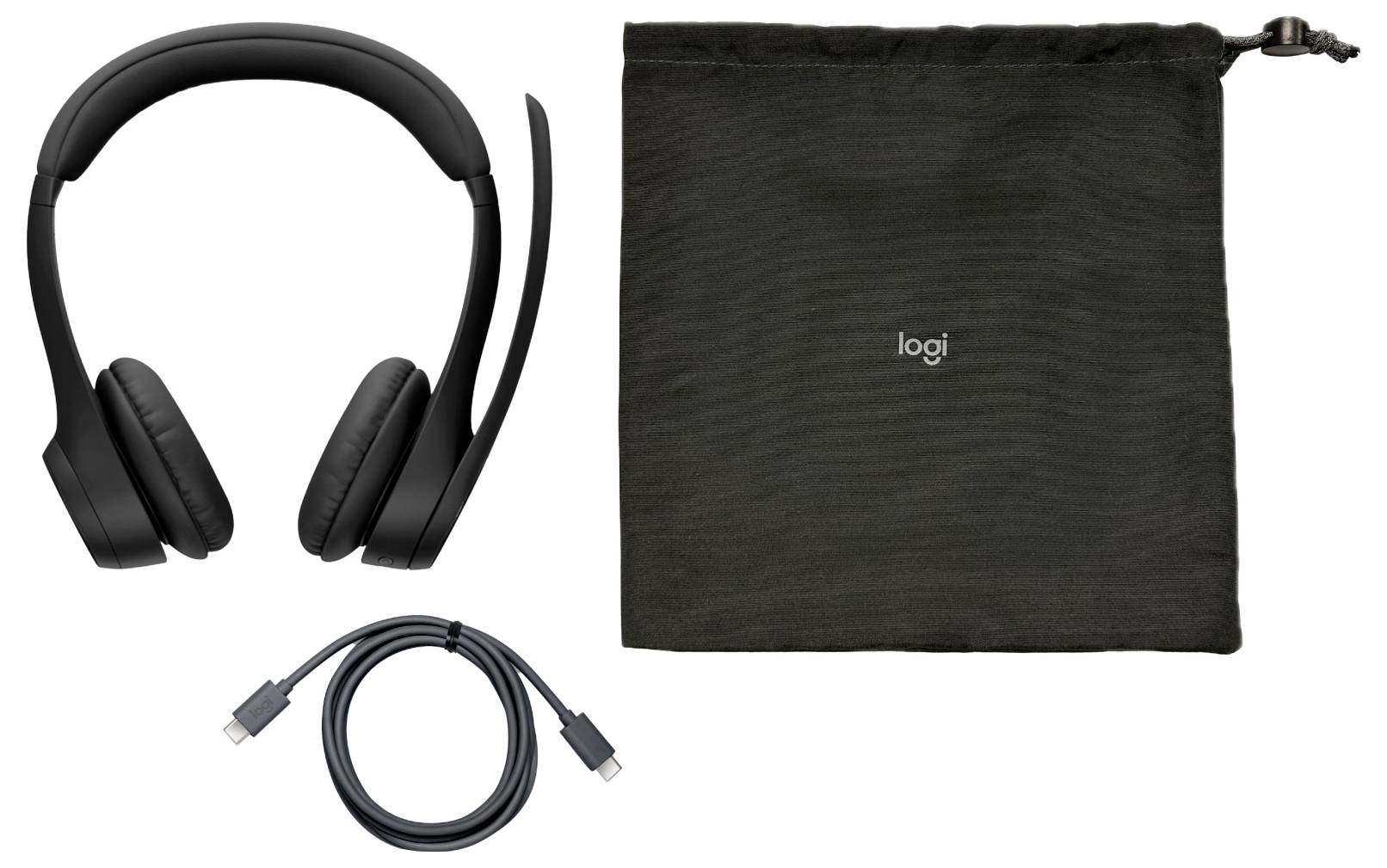 Schwarze Over-Ear-Kopfhörer mit einem USB-C-Kabel und einem Stoffbeutel mit 