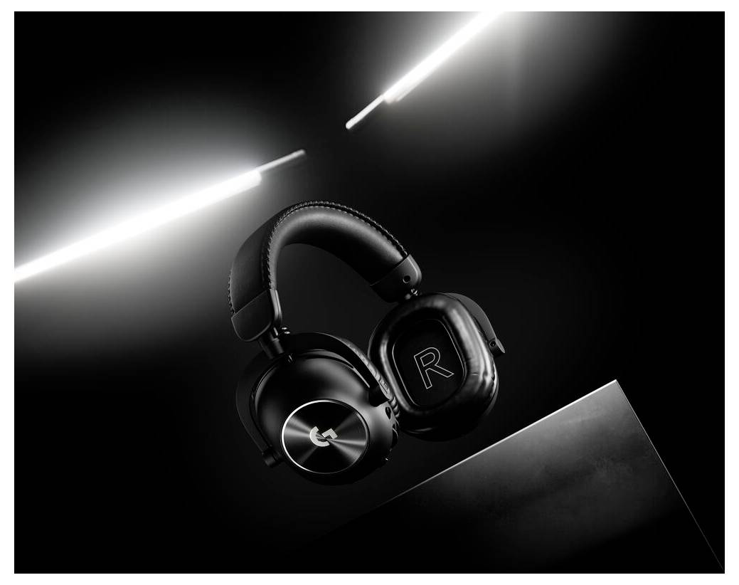 Schwarze Over-Ear-Kopfhörer schwebend auf dunklem Hintergrund mit hellen diagonalen Lichtstreifen und metallischen geometrischen Akzenten.