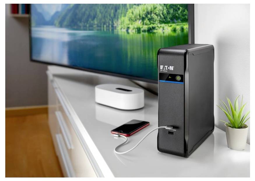 Rückansicht einer Gigaset N530 IP PRO Basisstation, auf der die Stromversorgungseingabe, der LAN-Anschluss, das Modell und behördliche Kennzeichnungen sowie QR-Codes zu sehen sind.