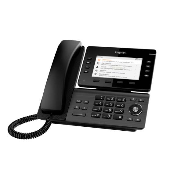Schwarzes Gigaset-Tischtelefon mit Hörer, Farbdisplay, Tastatur und Spiralkabel auf weißem Hintergrund.