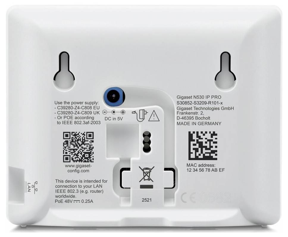 Rückseite eines Gigaset N530 IP PRO-Geräts mit Stromversorgungs- und Netzwerketiketten, zwei QR-Codes, einem LAN-Anschluss und Wandmontage-Schlitzen.