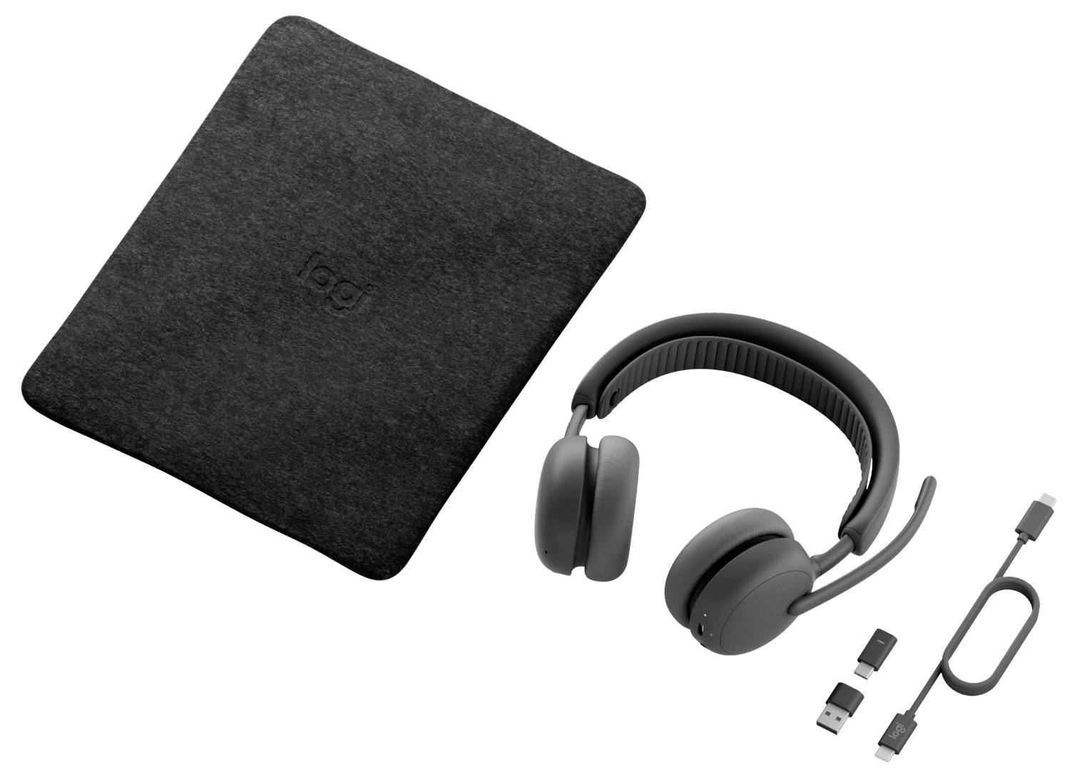 Kabelloses Headset mit USB-C-Adapter und Ladekabel neben einer quadratischen schwarzen Transporttasche.