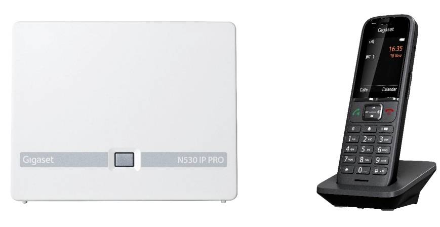 Zwei Gigaset-Geräte nebeneinander: eine weiße N530 IP PRO Basisstation und ein schwarzes schnurloses Mobilteil in seiner Ladestation.