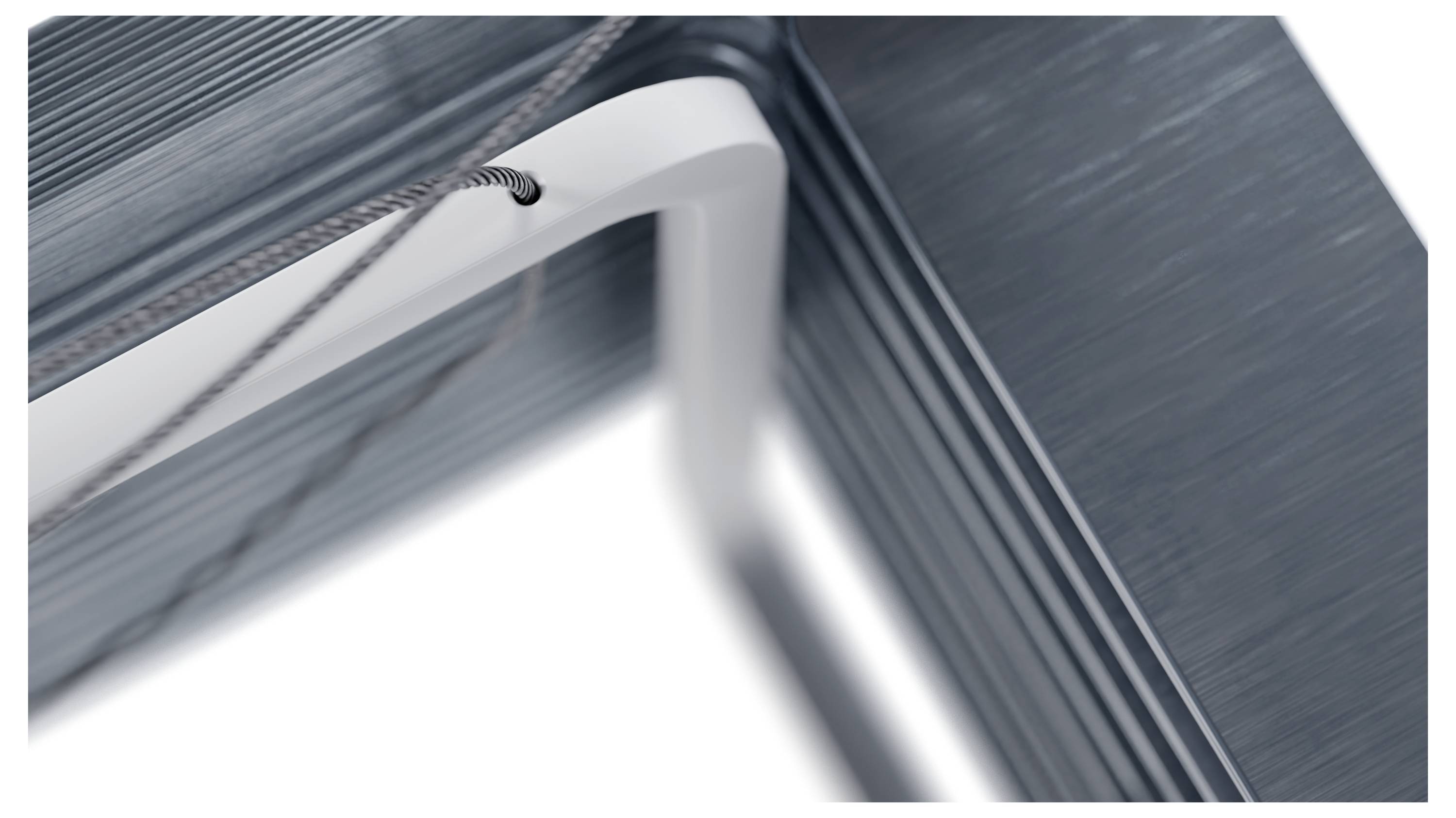 Ein weißer Ladapter mit zwei USB-C-Anschlüssen, gekennzeichnet mit „100W