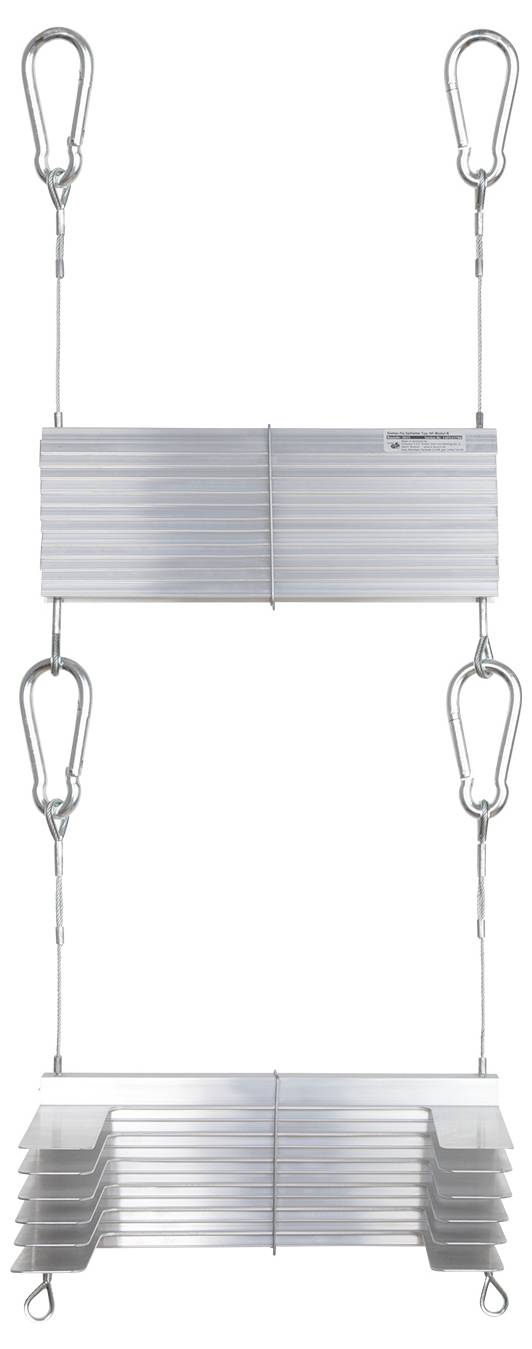 Zwei silberne metallische Klettersteigeisen, die durch Haken verbunden sind und zum Aufsteigen von Seilen verwendet werden.