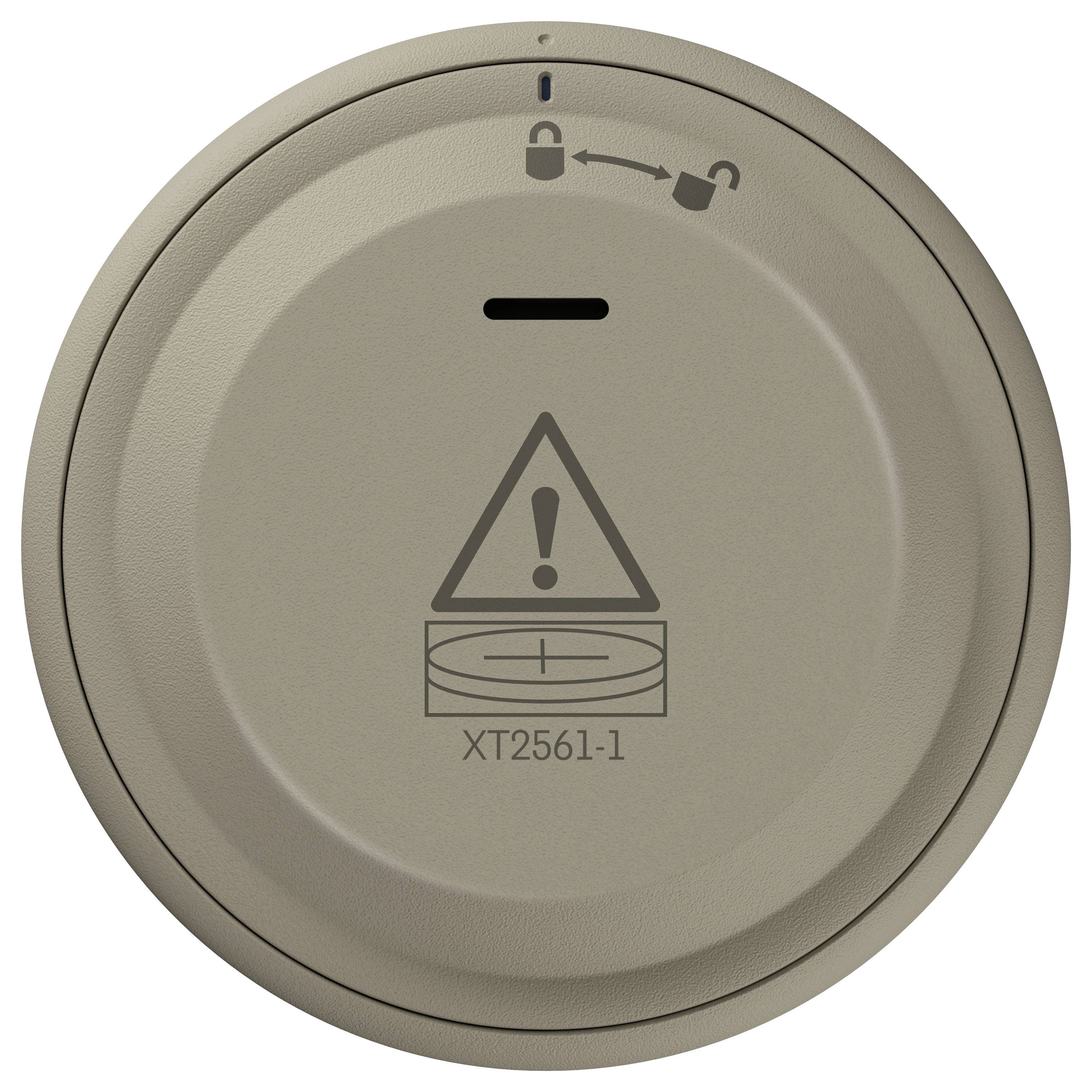 Ein Raumelder mit einem dreieckigen Warnsymbol und 'XT2561-1'. Pfeile zeigen den Batteriezugang an.