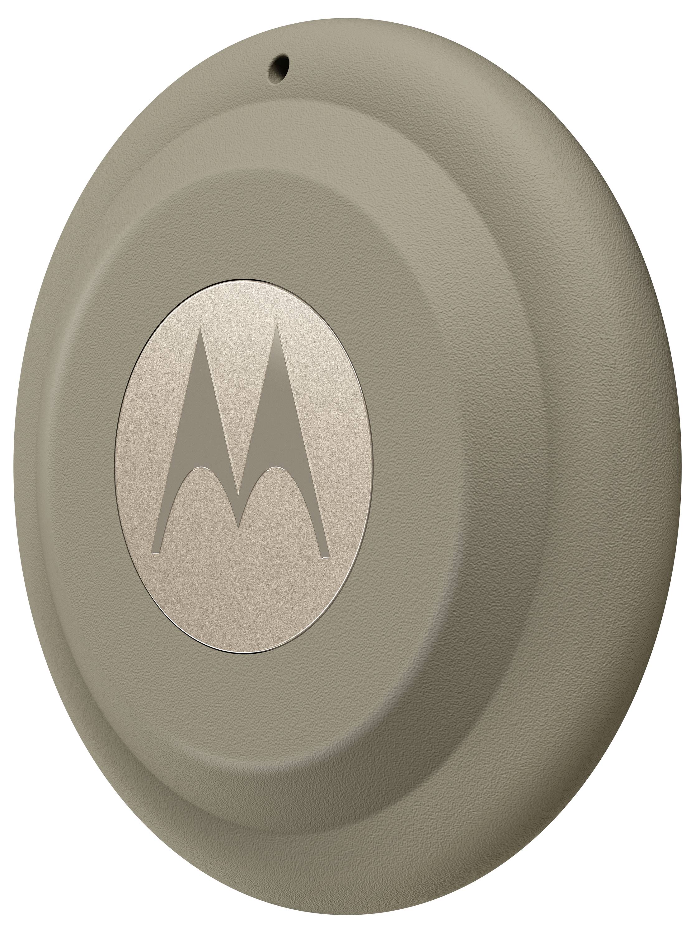 Eine runde, beige Scheibe mit einem zentralen Emblem, das einem stilisierten 'M' ähnelt.