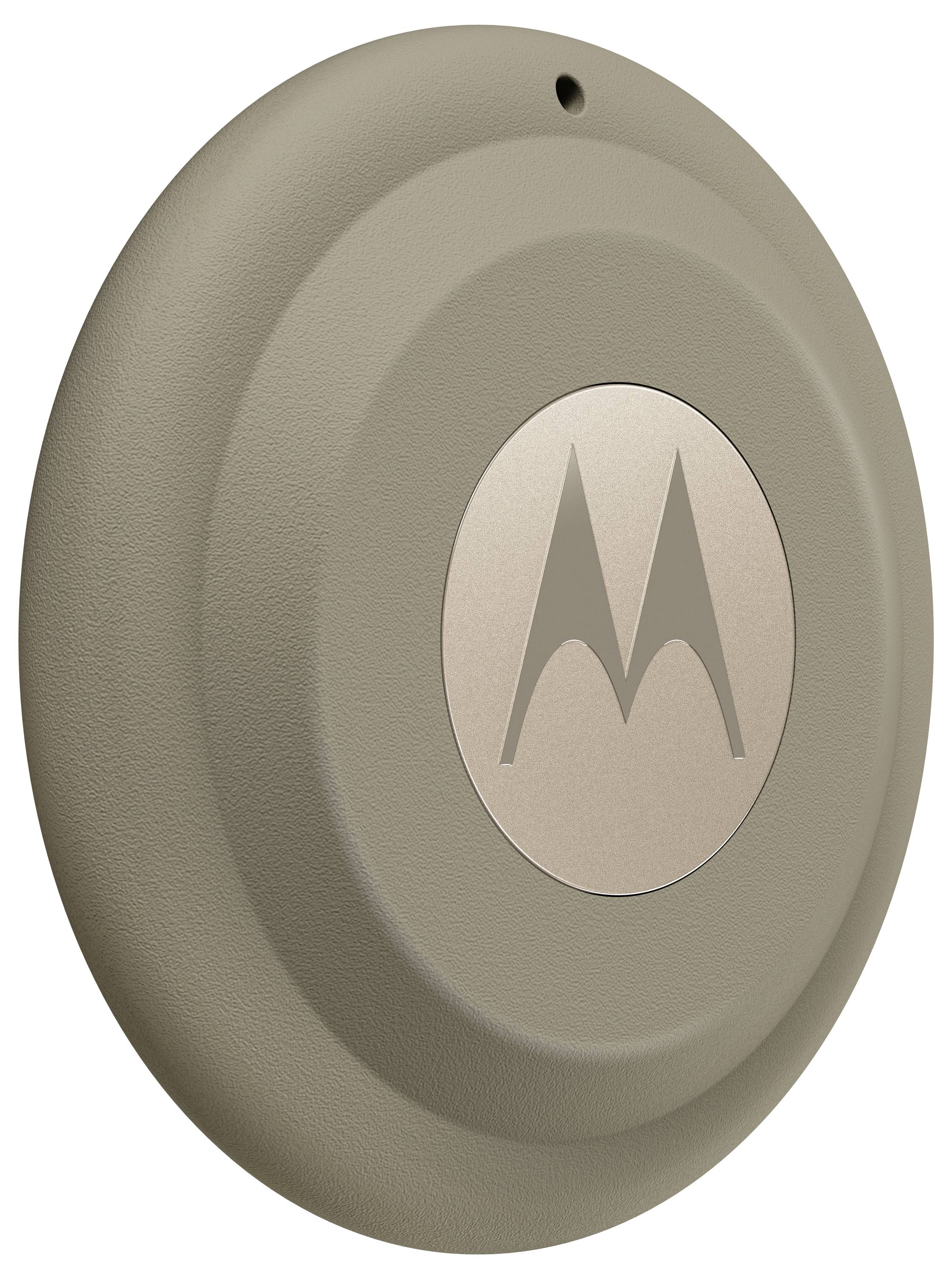 Ein abgerundetes, beiges Motorola-Wireless-Ladepad mit subtlem, zirkulärem Design und zentralem Logo, aus einer angewinkelten Seitenperspektive betrachtet.