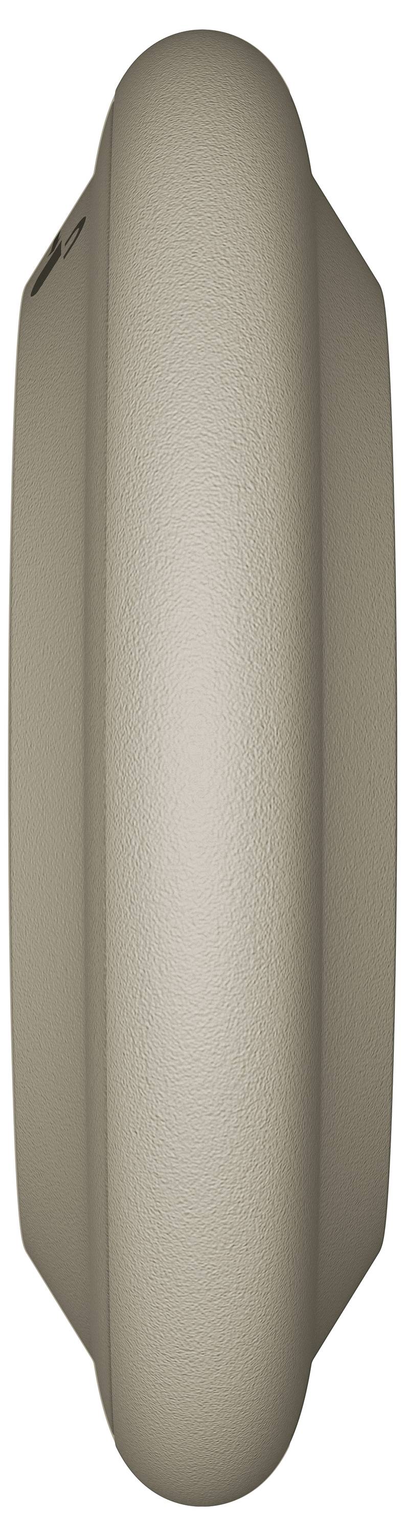 Ein beiges, oval geformtes, weich strukturiertes Objekt von der Seite betrachtet, das einem glatten Kissen oder Kopfkissen ähnelt.