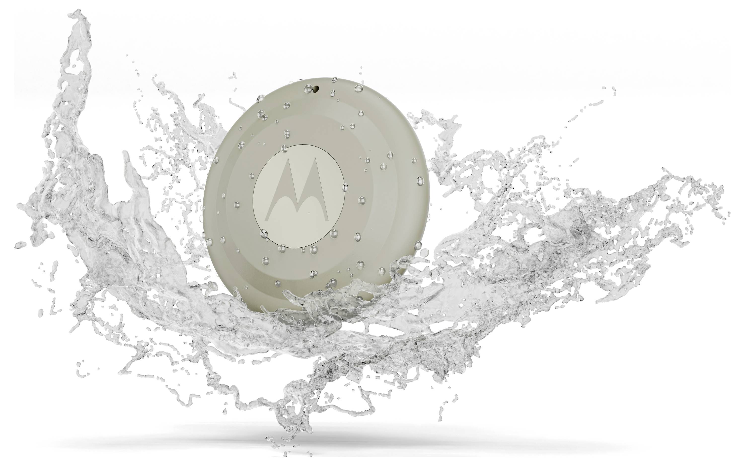 Ein beigefarbenes, mit Motorola gekennzeichnetes kreisförmiges Objekt spritzt durchs Wasser und erzeugt auf weißem Hintergrund einen dramatischen Flüssigkeitsbogen.