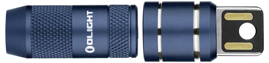 Eine kleine, blaue Olight-Taschenlampe und USB-Ladeanschluss, nebeneinander vor weißem Hintergrund gezeigt.