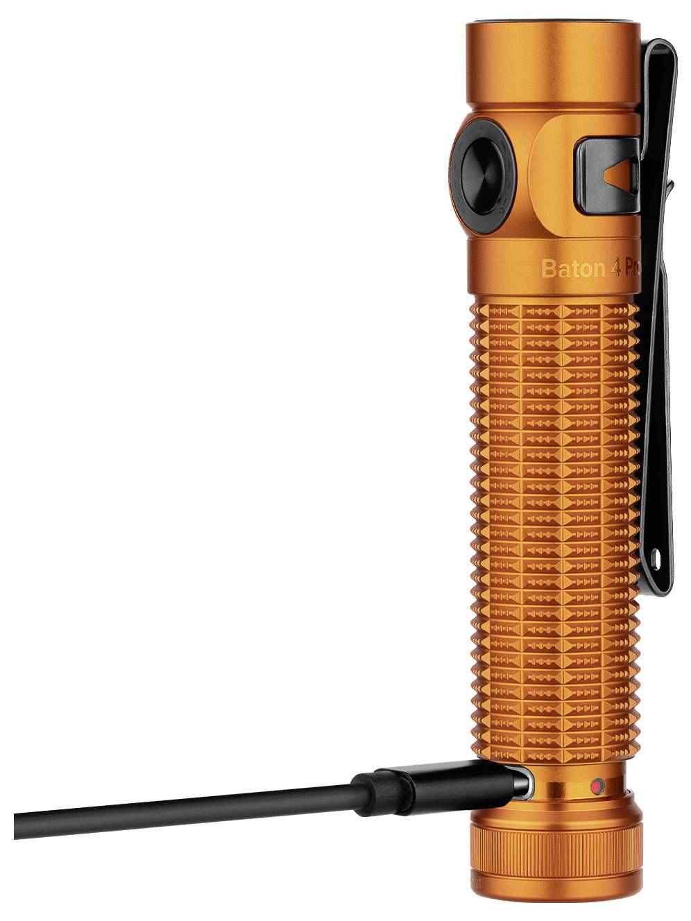 Eine orangefarbene Taschenlampe mit strukturiertem Griff und schwarzem Clip, die über ein Kabel aufgeladen wird, das in die Basis eingesteckt ist.