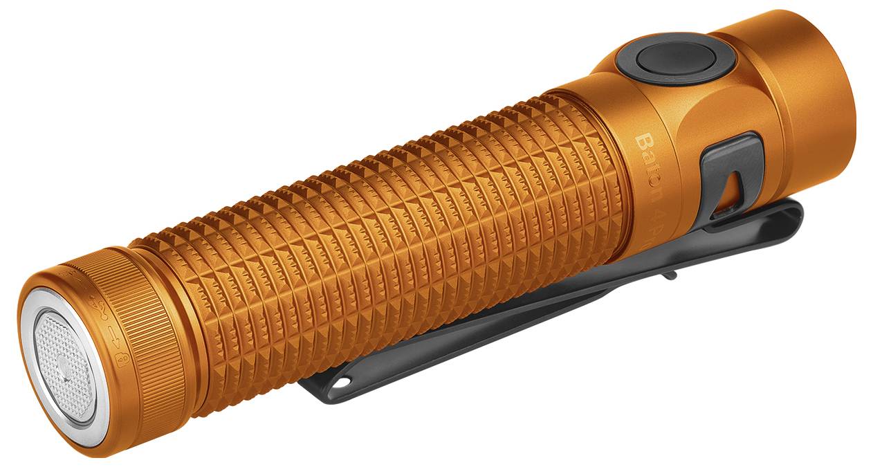 Orange-Taschenlampe mit strukturiertem Griff, rundem Netzschalter und Clip an der Seite.