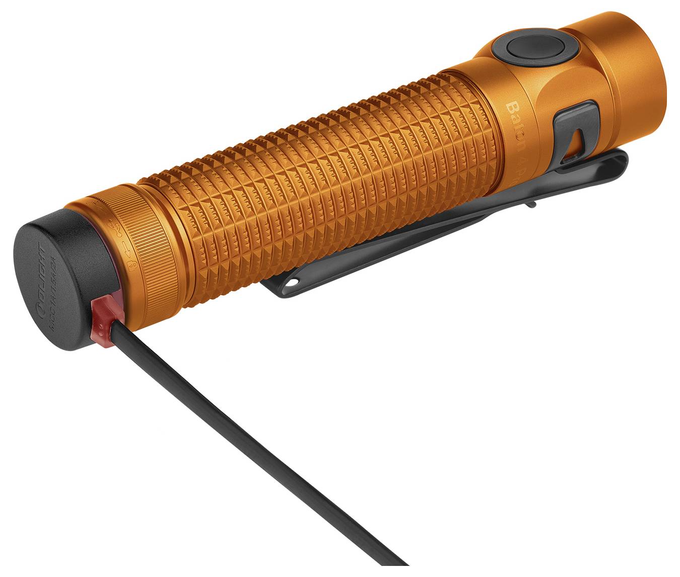 Eine orange strukturierte Taschenlampe wird mit einem schwarzen Clip und angeschlossenem Ladekabel gezeigt.