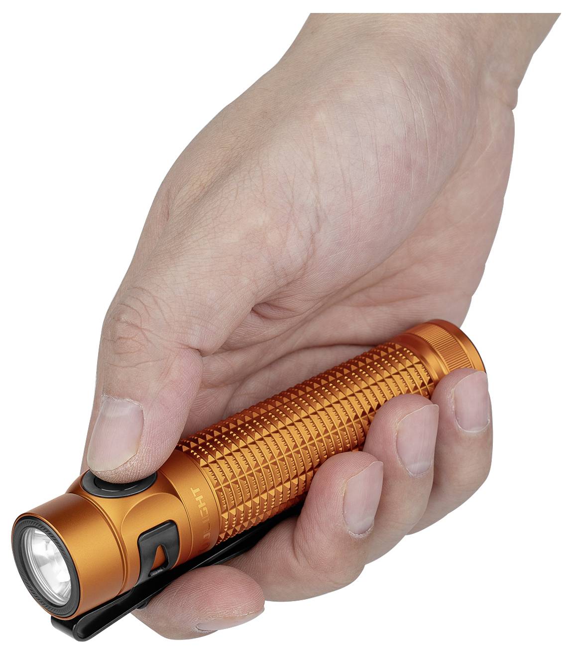 Eine Hand hält eine orangefarbene Taschenlampe, zeigt einen strukturierten Griff und eine seitliche Taste.