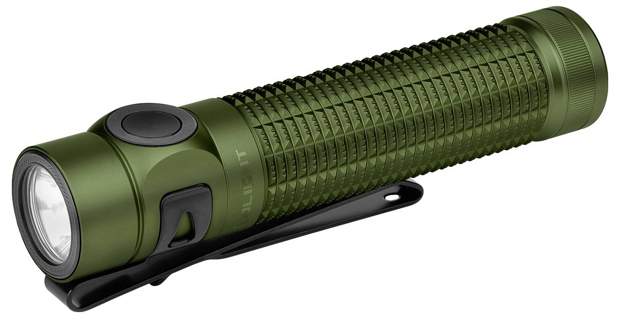 Eine grüne Taschenlampe mit strukturiertem Griff und einem schwarzen Clip an der Seite, entwickelt für einfaches Tragen und Outdoor-Nutzung.