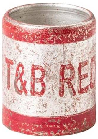 Ein abgenutzter Metallkrimpler mit roter und weißer Farbe und verblichenem Text, auf dem 