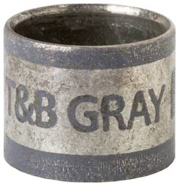 Ein Metallring mit der Aufschrift „T&B GRAY