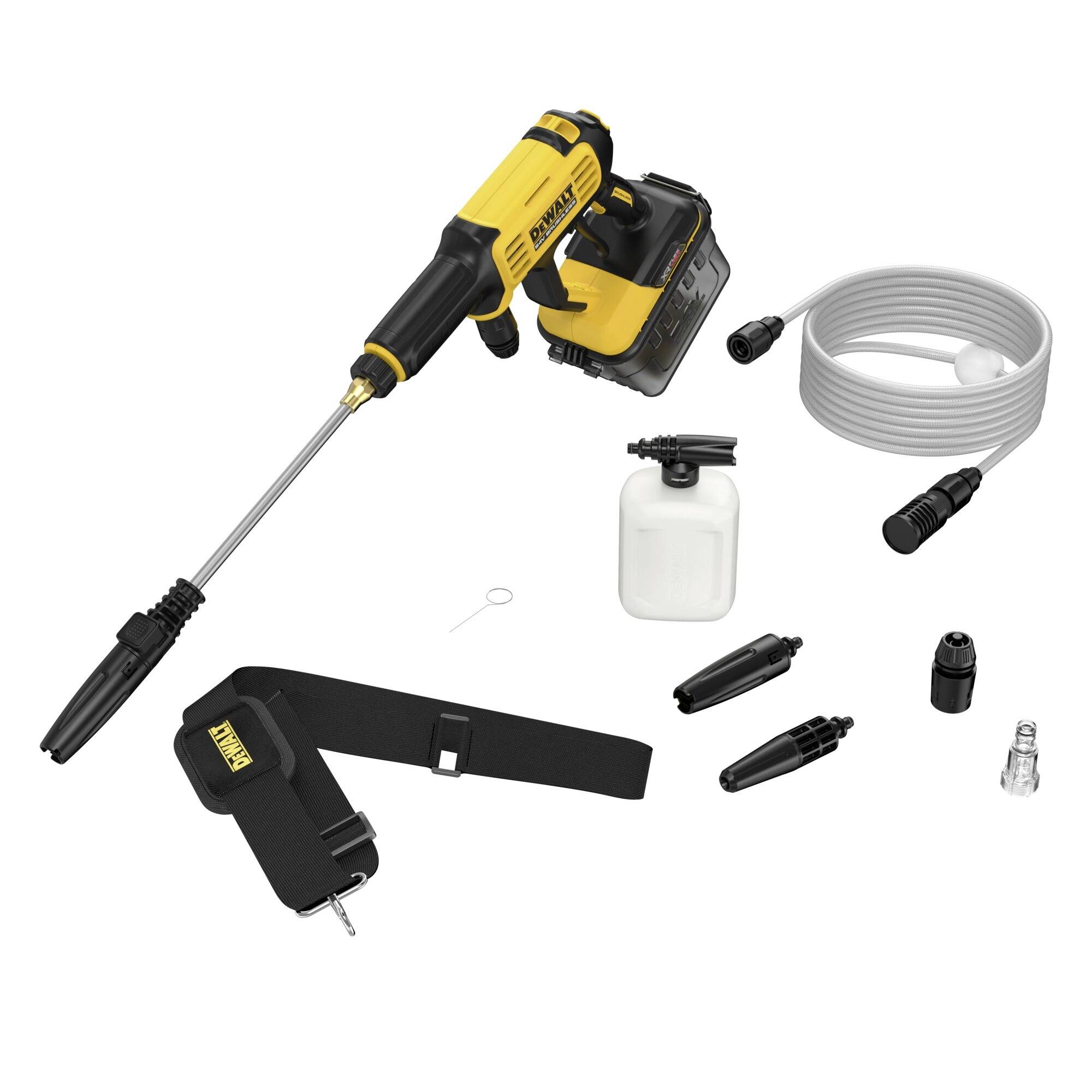 Ein tragbarer Hochdruckreiniger in Gelb und Schwarz mit verschiedenen Aufsätzen, darunter ein Schlauch, eine Sprühlanzen und eine Reinigungsflasche, ausgebreitet zur Anzeige.