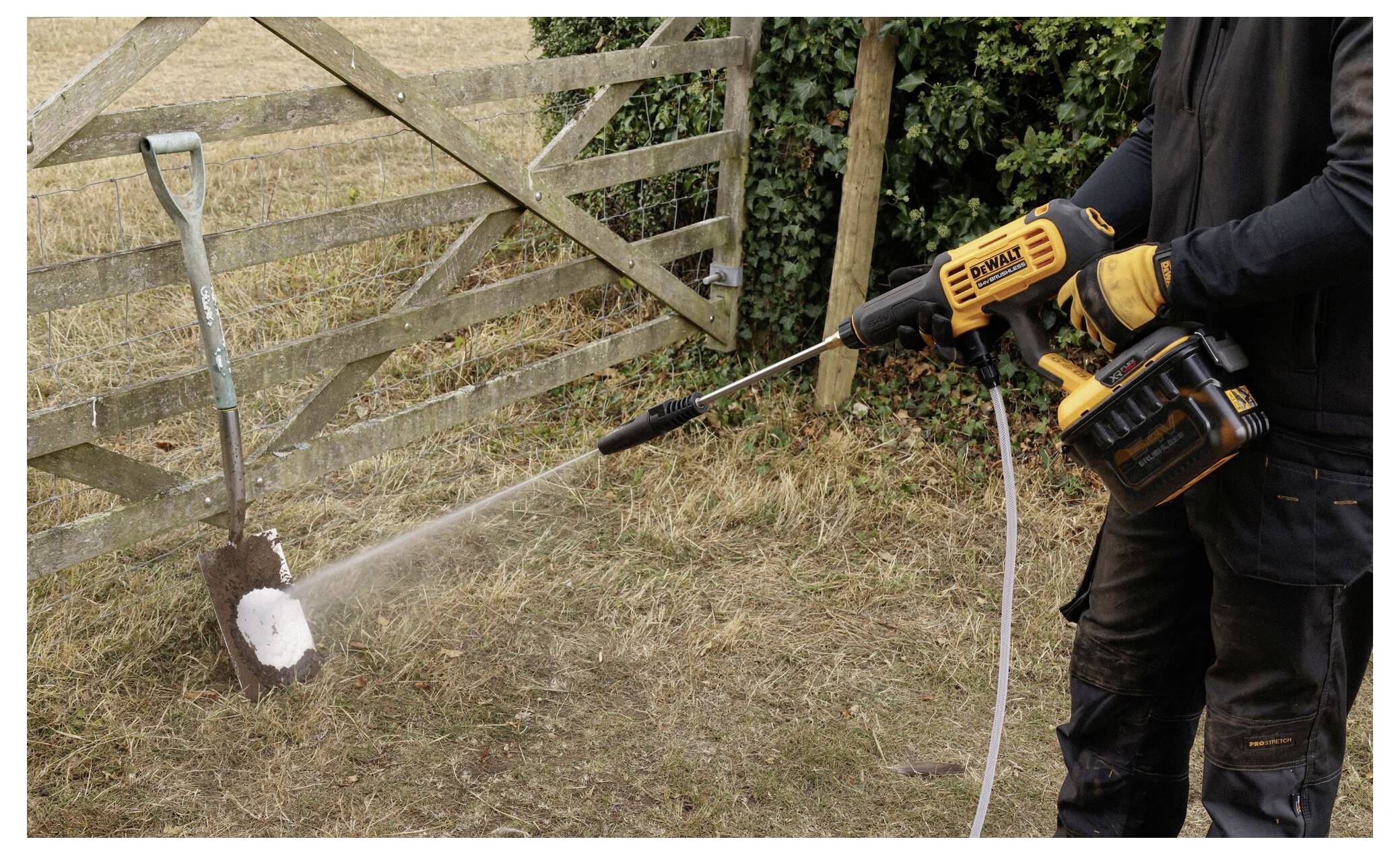 Eine Hand, die den Griff und den Abzug einer gelben Kreissäge hält und deren Verwendung sowie Griffdesign demonstriert.