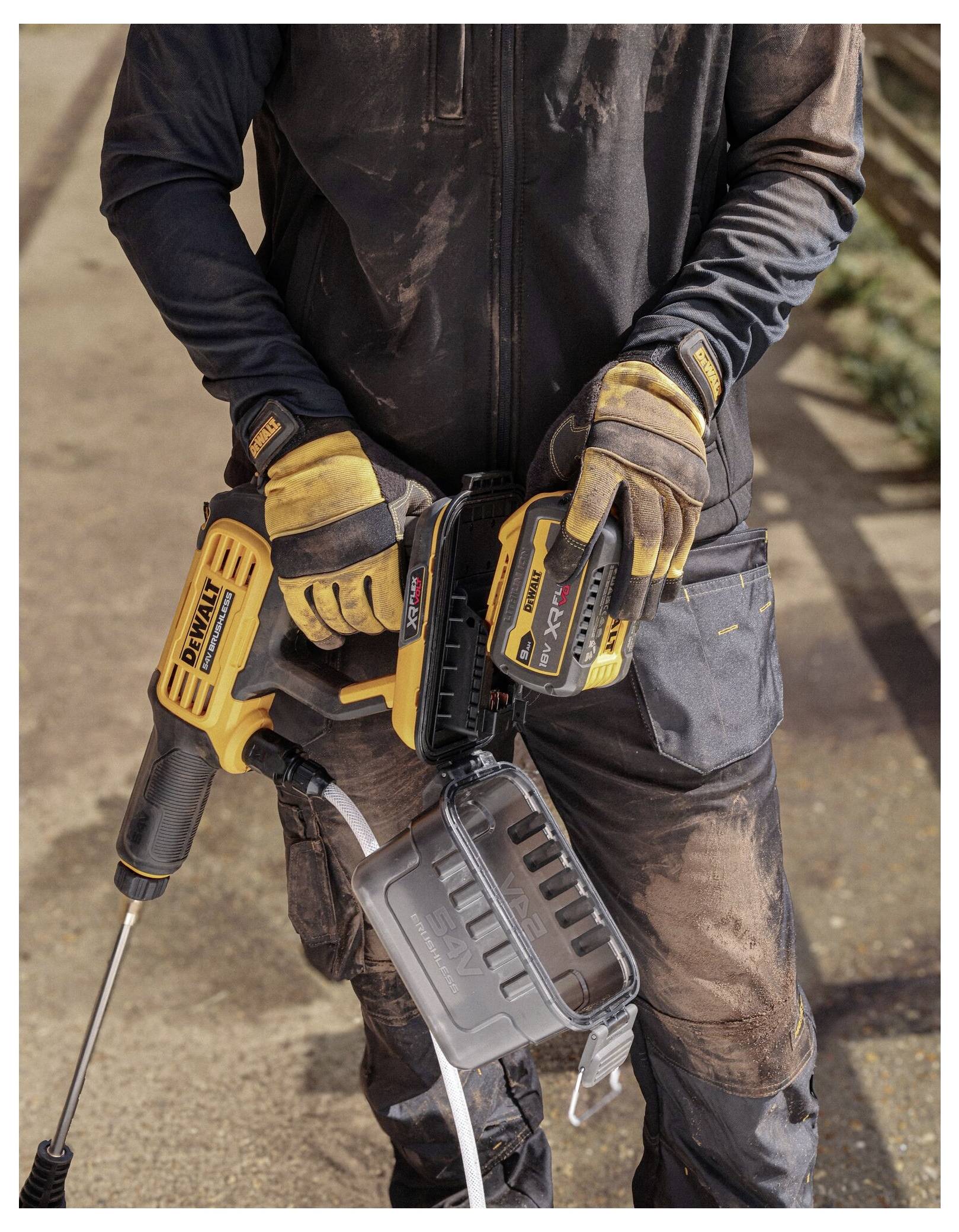 Eine rote Werkzeugrolle mit schwarzem Rand, mit dem Schriftzug „FACOM