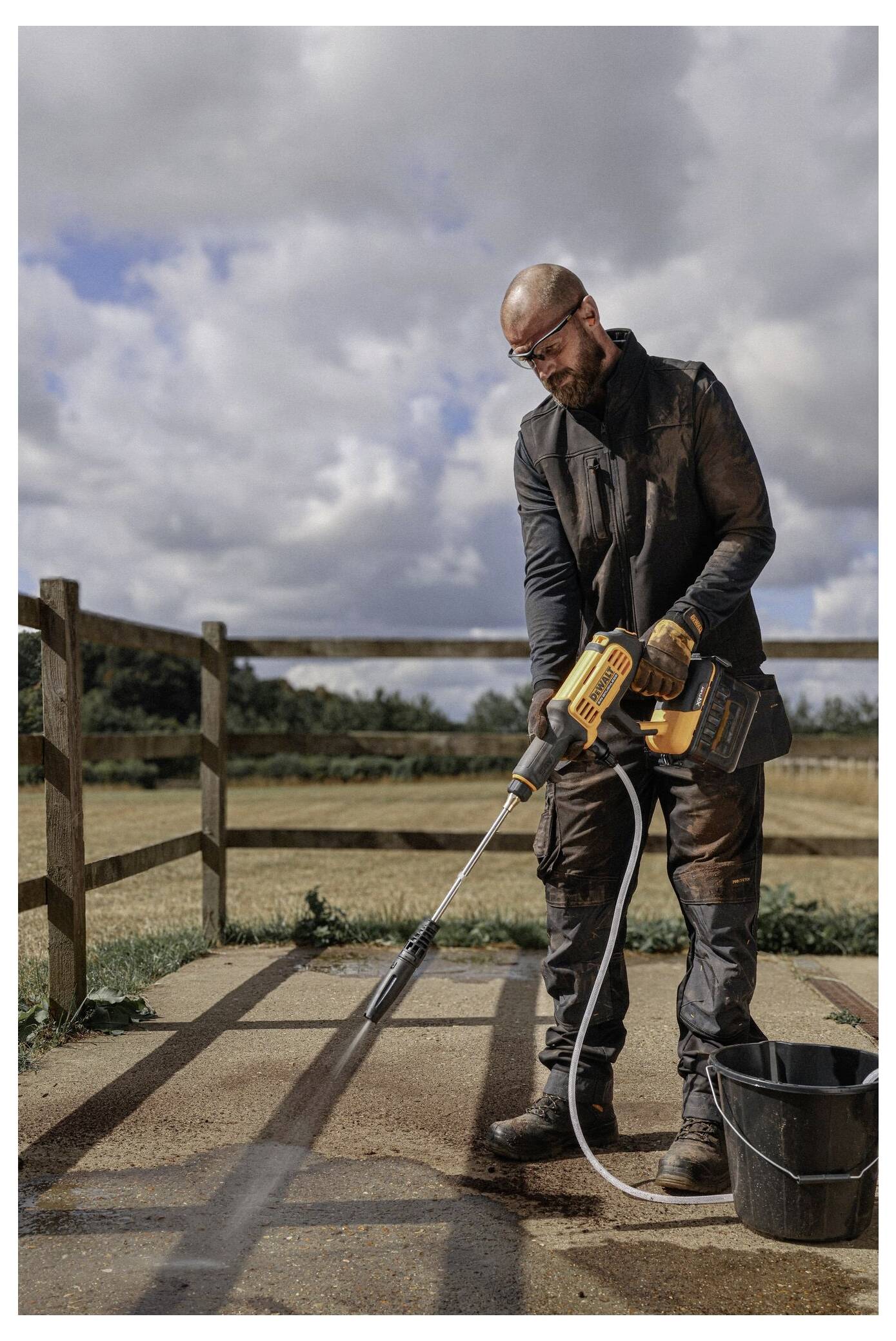 Ein Steckschlüsselsatz in einem offenen rot-schwarzen Koffer mit Ratschenkopf und mehreren Steckaufsätzen in verschiedenen Größen.