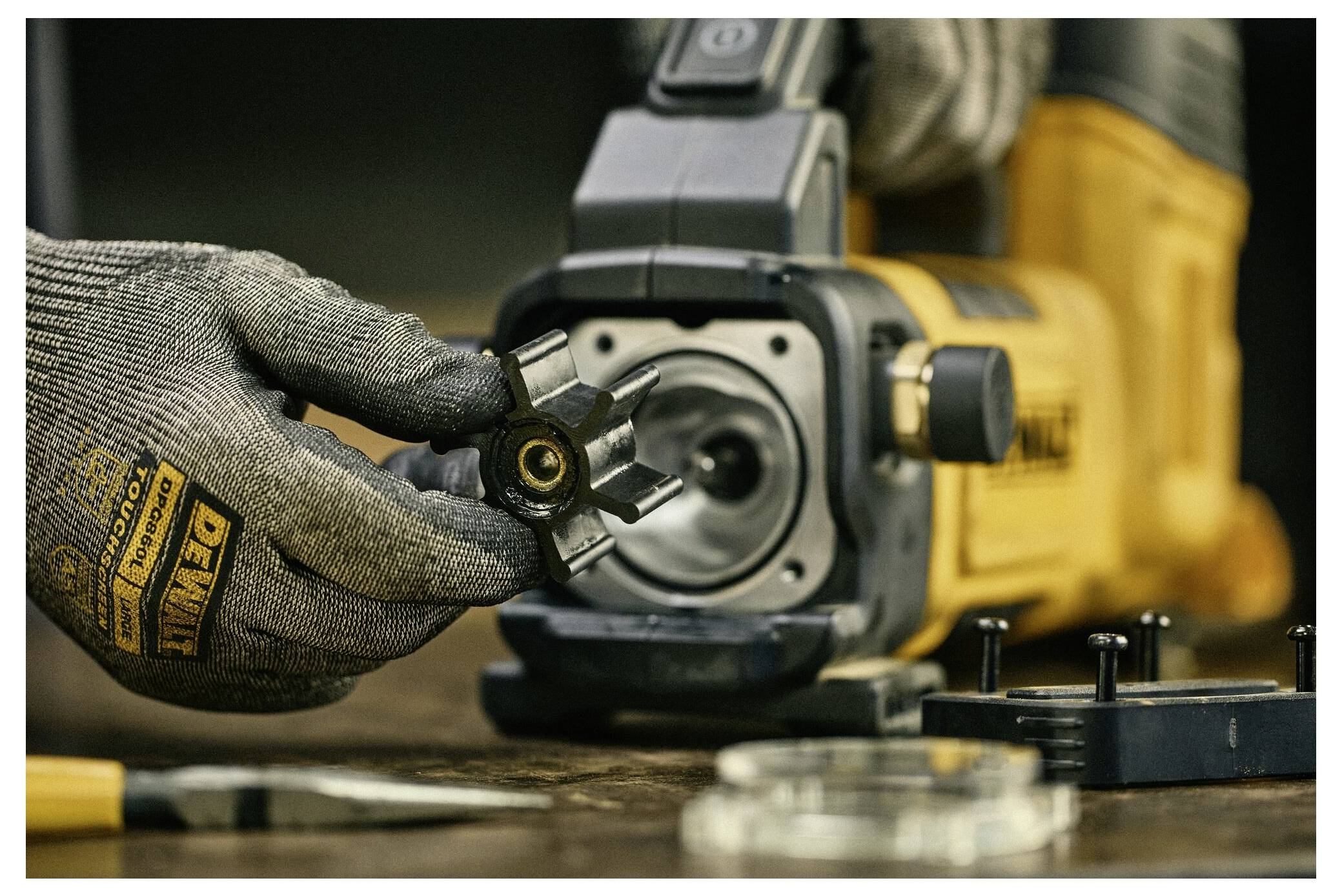 Ein silberner verstellbarer Schraubenschlüssel mit rot-schwarzem Griff, entwickelt zum Greifen und Drehen von Muttern und Bolzen verschiedener Größen.