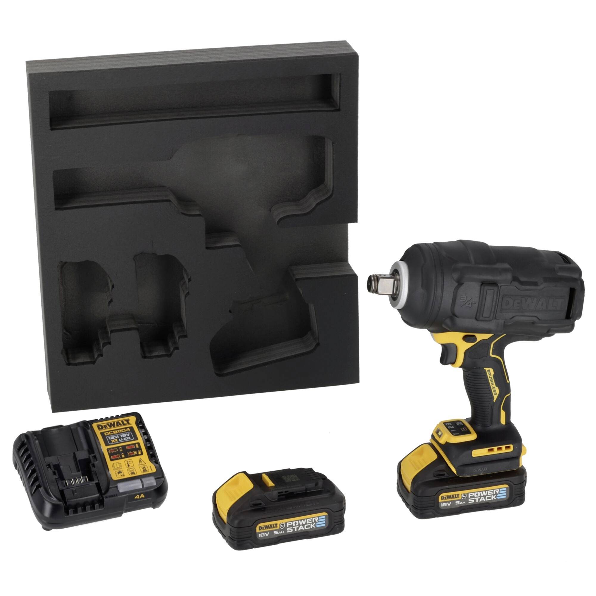 Ein kabelloses Schlagschrauber-Set mit Akku und Ladegerät neben einem Schaumstoffkoffer mit Aussparungen zur Aufbewahrung.