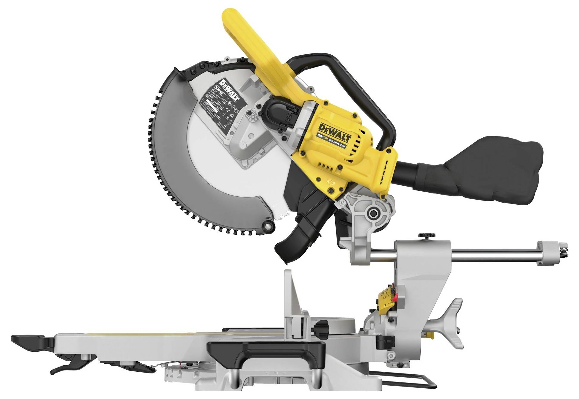 Eine Person mit Handschuhen benutzt ein Stanley-Universalmesser, um ein gelbes Seil zu schneiden, wobei ein Werkzeuggürtel im Hintergrund sichtbar ist.