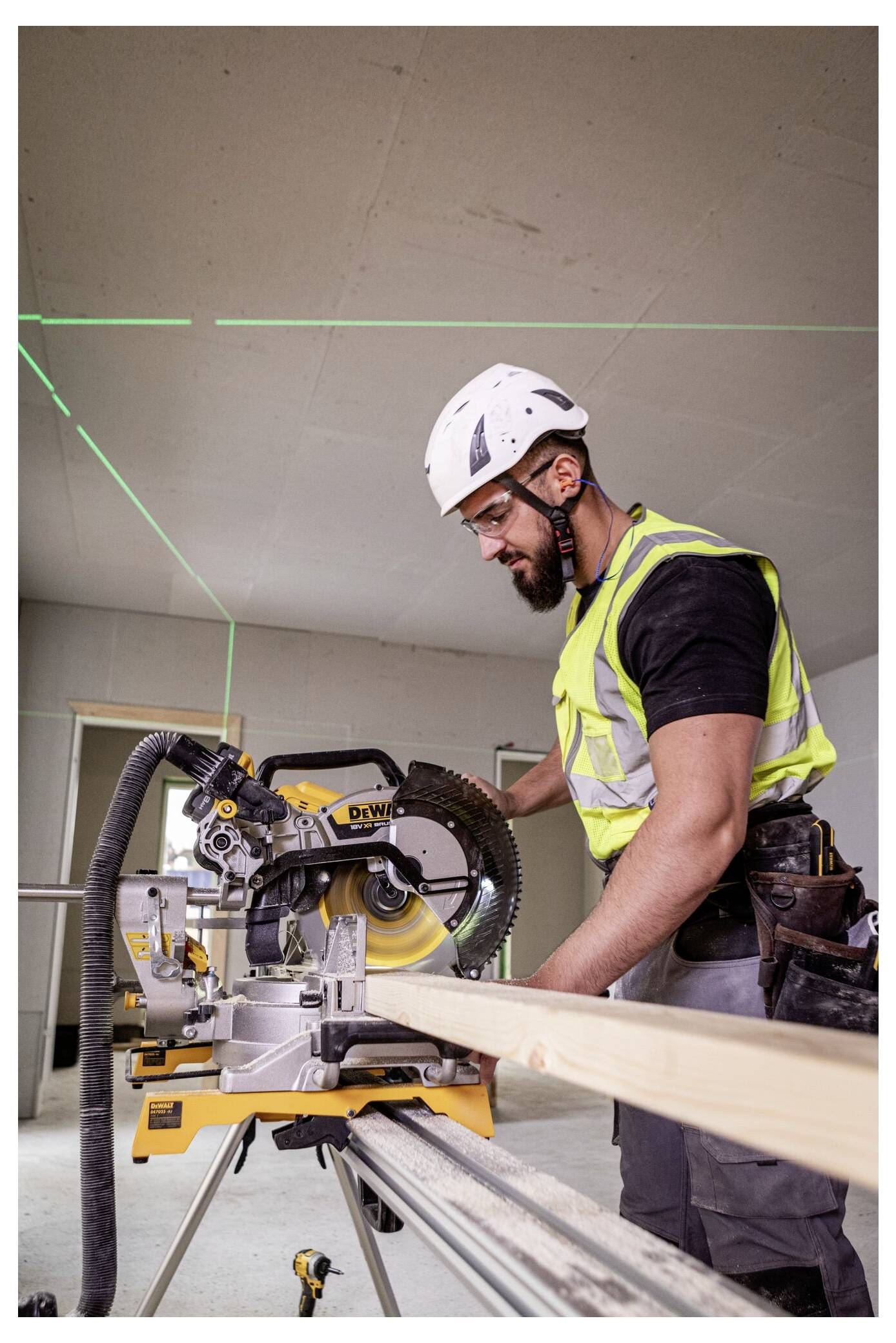 Eine gelb-schwarze DeWalt-Kreissäge mit Metallblatt, entwickelt zum Schneiden von Holz und anderen Materialien.