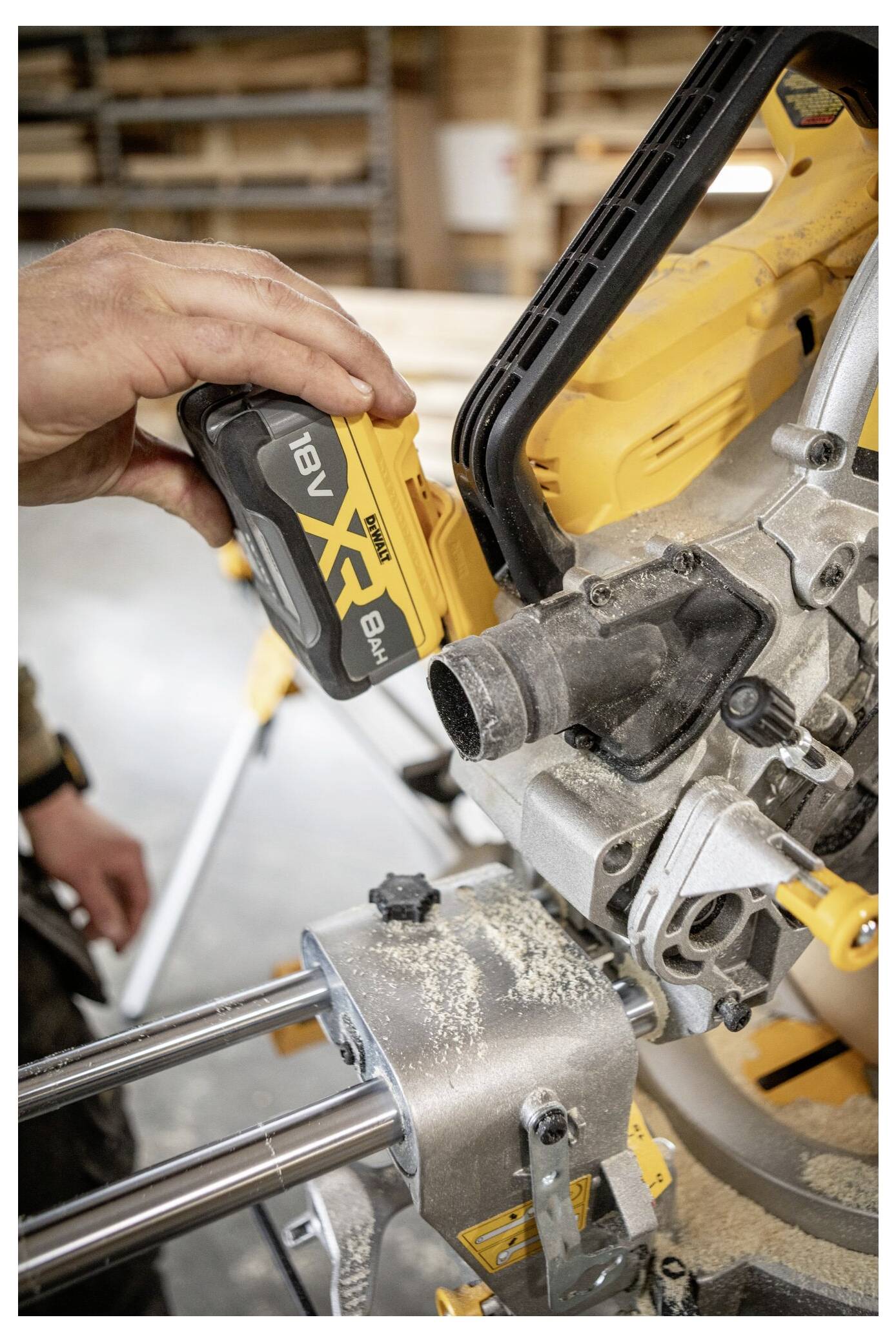 Eine detaillierte Abbildung eines Universalmessers, die die internen Mechanismen und Komponenten wie die Klinge, den Verriegelungsmechanismus und den Griff zeigt.