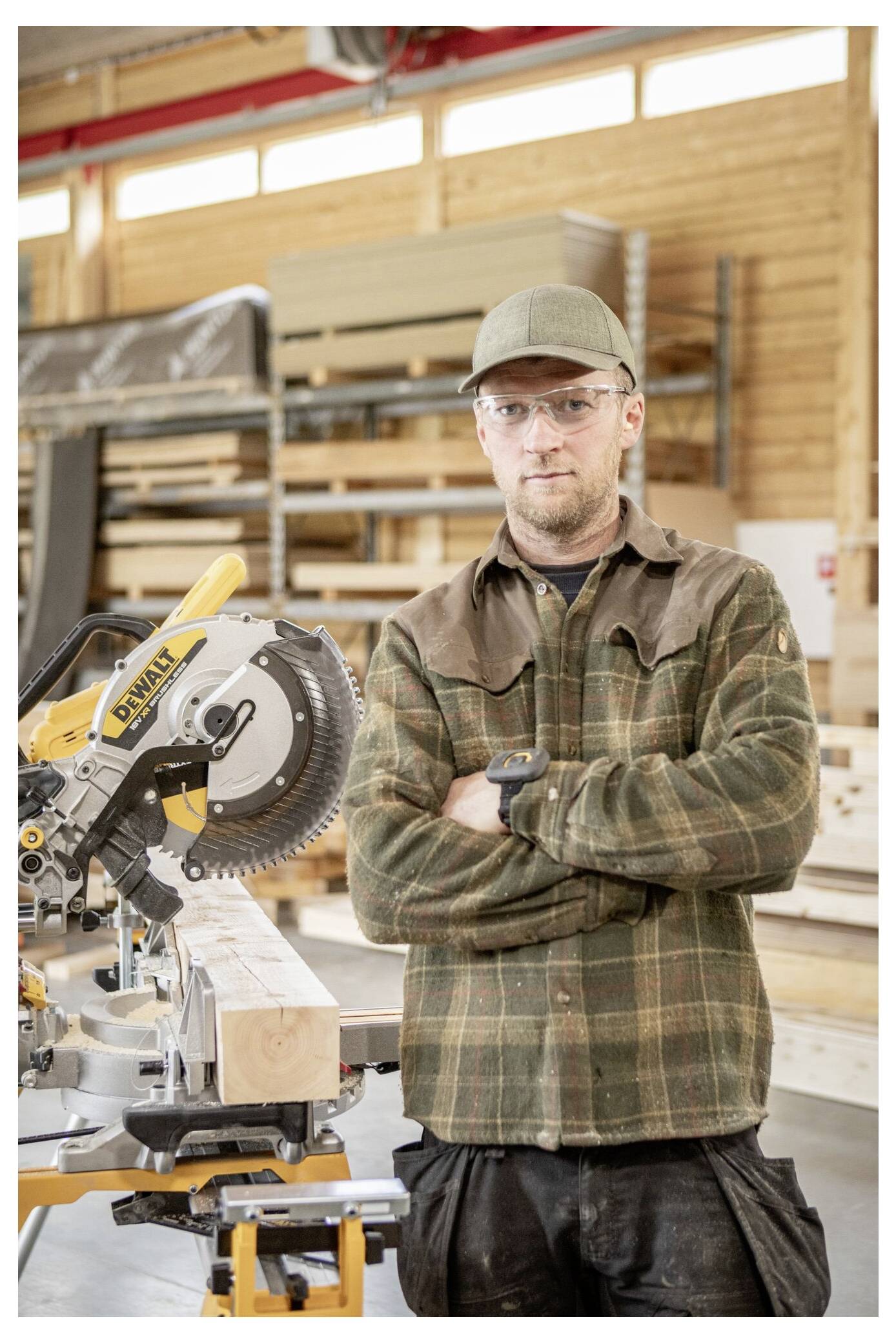 Metallische verstellbare Zange mit gezahnten Backen, die einen Nahaufnahmen des Greifmechanismus zeigt. Text auf dem Griff: '80B'.