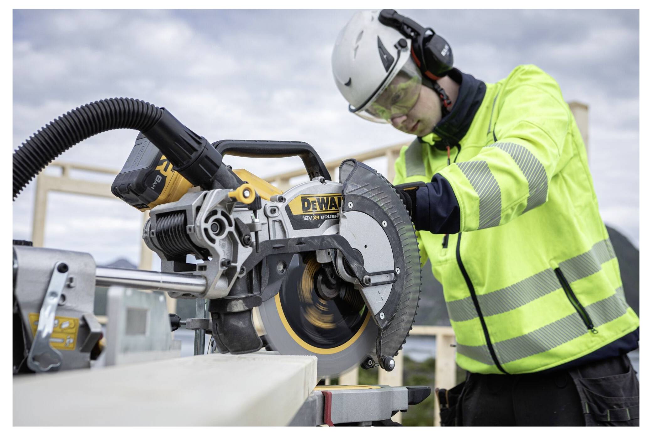 Kabelloses Schlagschrauber-Set mit Batterieladegerät, zwei Batterien und Schaumstoff-Einlage. Ideal für schwere Befestigungsanwendungen.