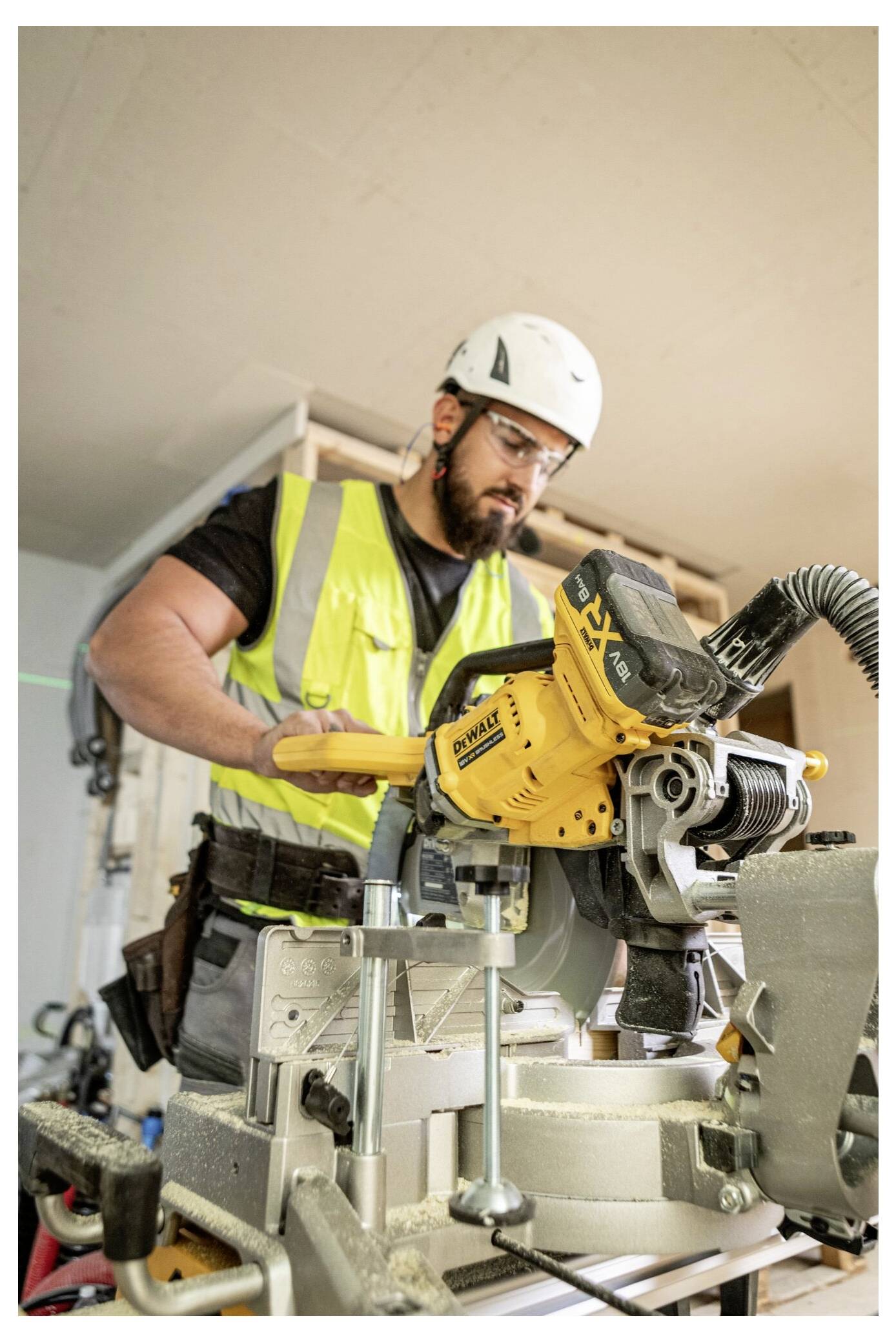 Behandschuhte Hände öffnen ein Universalmesser auf einer Holzoberfläche und enthüllen einen Federmechanismus zum Austausch oder zur Wartung der Klinge.