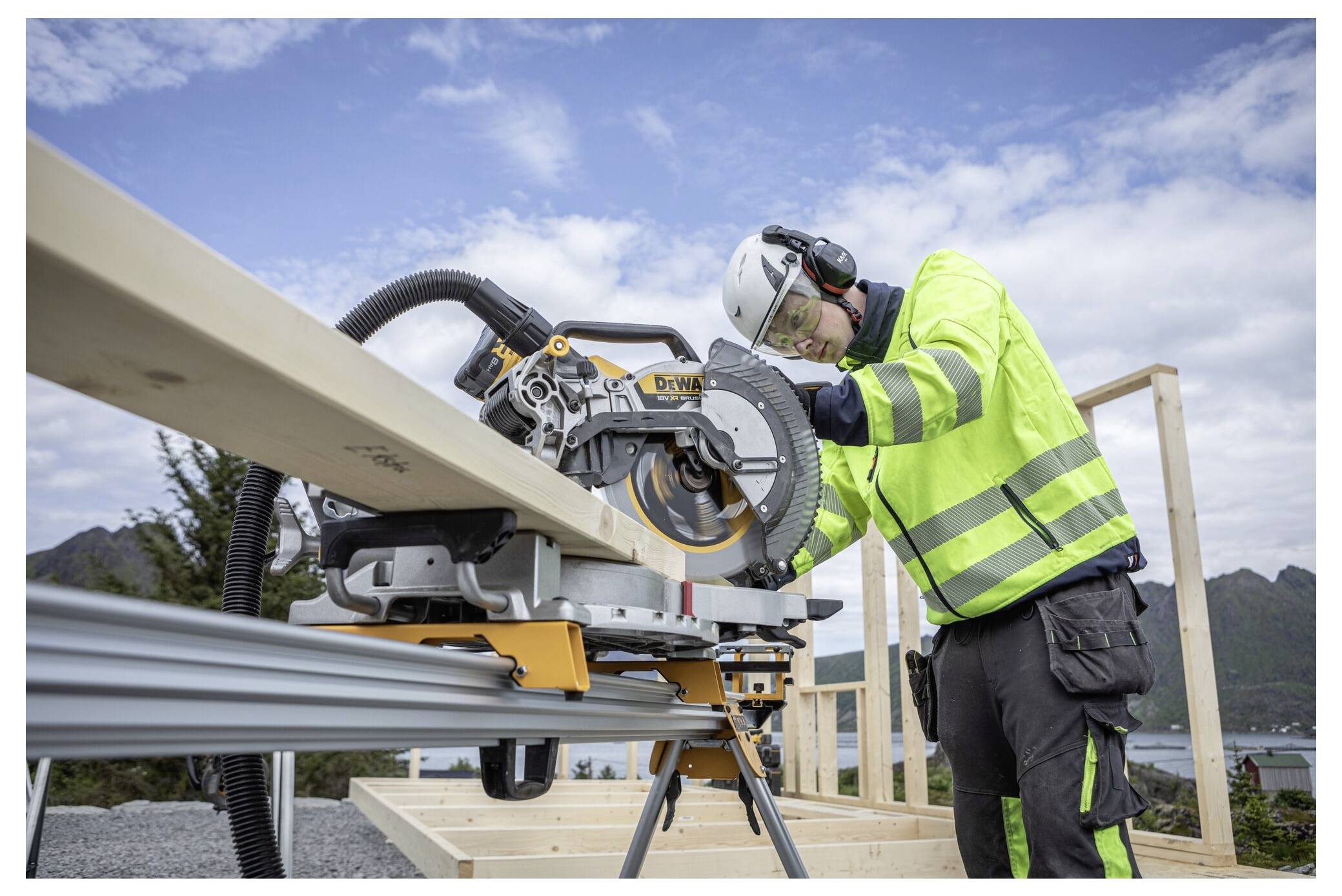 Ein silbernes Universalmesser mit einziehbarer Klinge, das einen strukturierten Griff und das Wort „Stanley