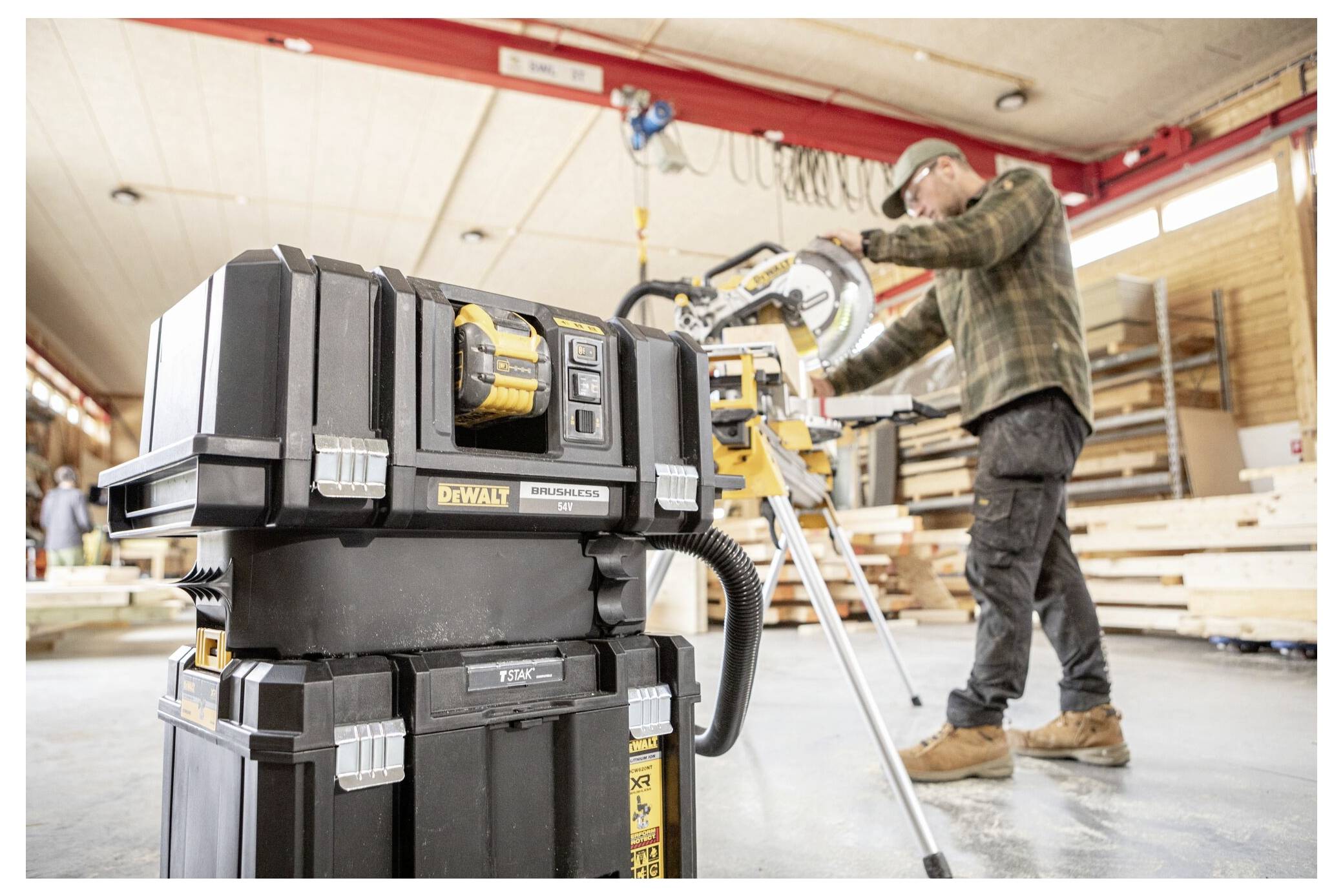 Ein Stecknussschlüssel-Set mit verschiedenen Stecknüssen und Griffen in einem rot-schwarzen Kunststoffkoffer.