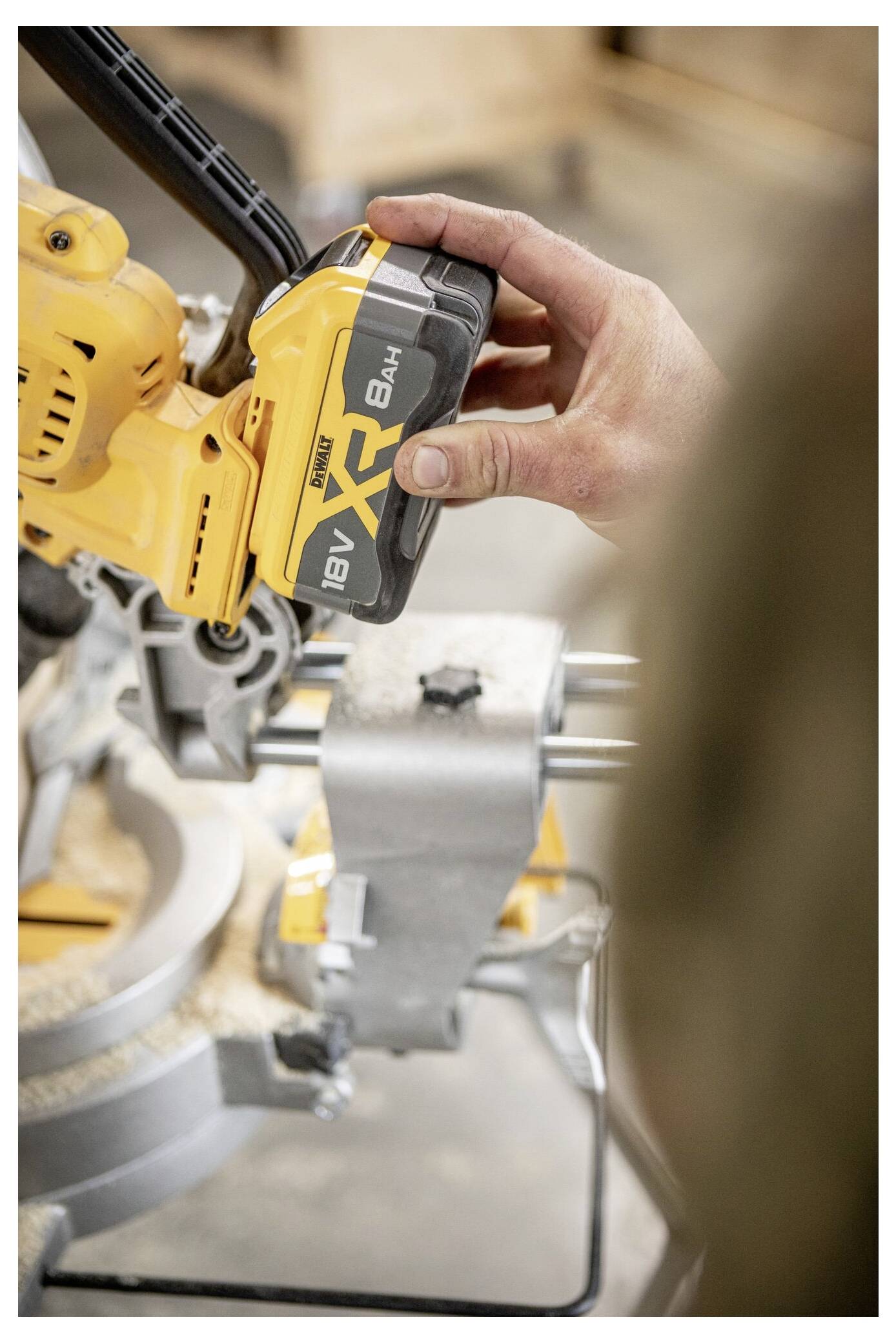 Eine Person setzt eine gelbe Batterie mit der Aufschrift 