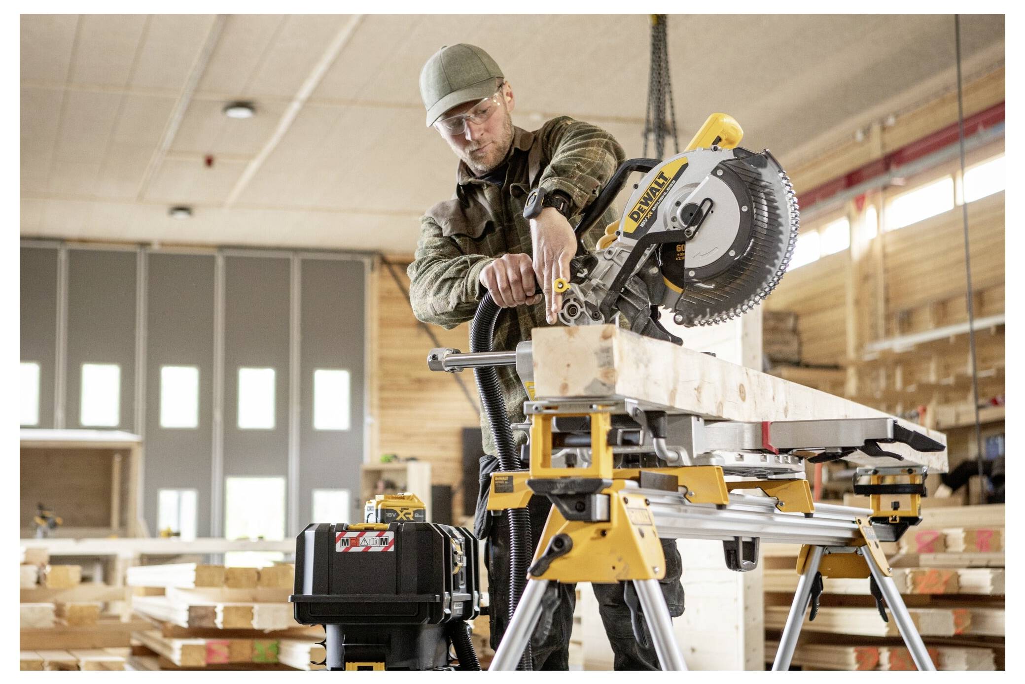 Nahaufnahme eines mechanischen Geräts, das interne Komponenten wie Federn, Zahnräder und Hebel zeigt und Engineering- oder mechanische Details präsentiert.