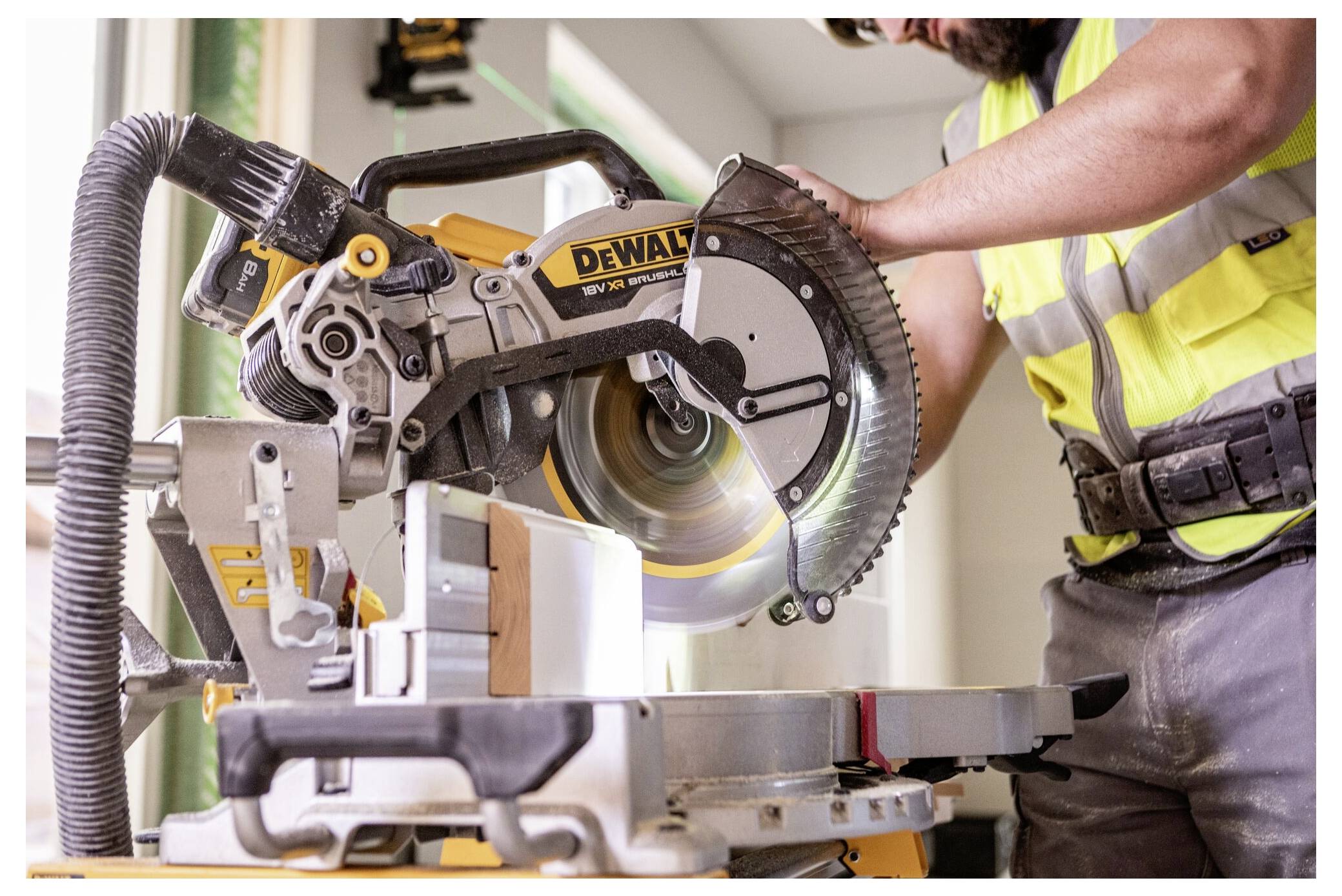 Ein tragbares Laser-Entfernungsmessgerät mit digitaler Bildschirmanzeige, Bedientasten und robustem Außendesign.