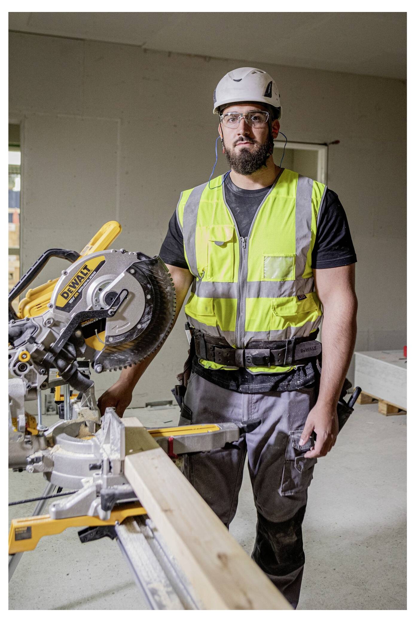 Zwei Stanley Tylon Stahllineale, eines mit 8m und das andere mit 5m, mit teilweise ausgefahrenem gelbem Stahlband, das ihre schwarze und gelbe Gehäuse zeigt.