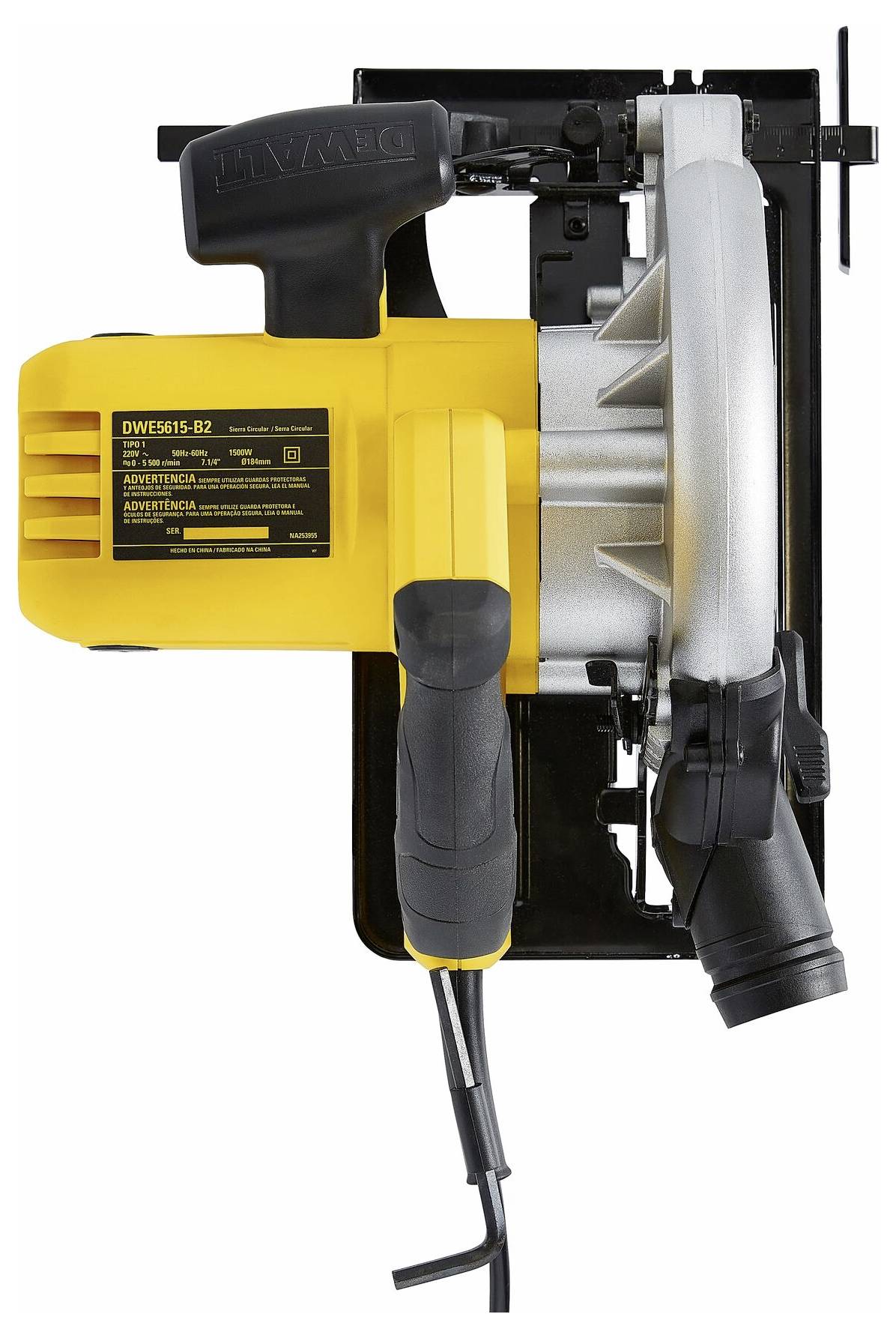 Arbeiter in Schutzausrüstung holt Werkzeuge aus einem Transporter und bereitet sich auf Außenarbeiten zur Instandhaltung in einer grünen Gartenumgebung vor.