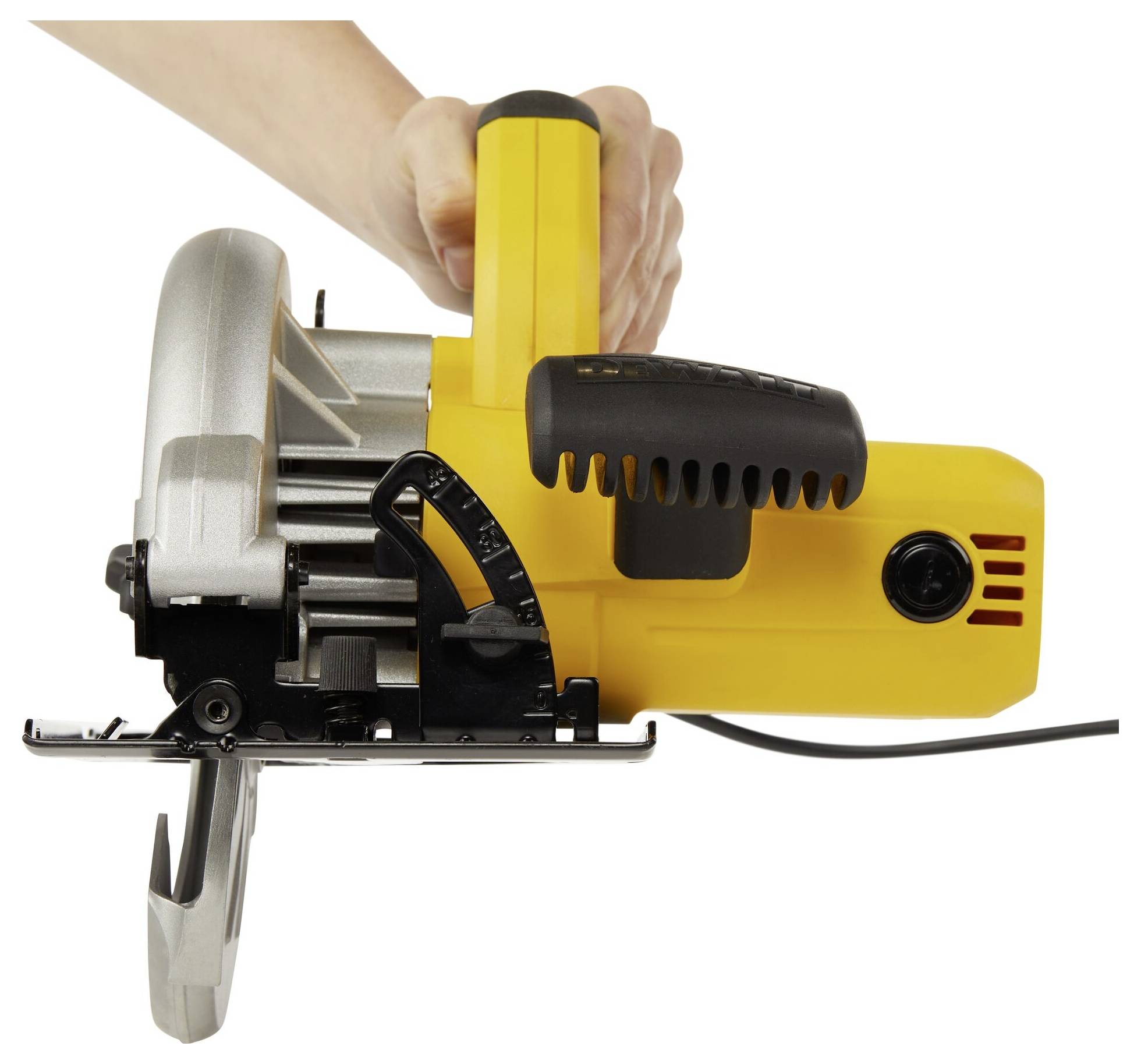 Eine Person bedient eine gelbe Kreissäge, zeigt die Seitenansicht mit Schutzvorrichtung, Griff und Winkelverstellknopf.