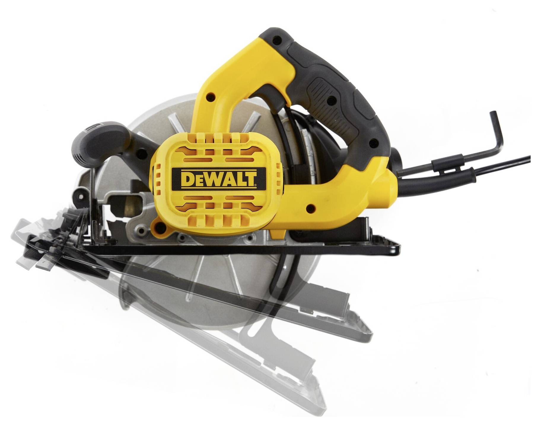 Eine Person in Arbeitskleidung hält einen kabellosen Hochdruckreiniger mit gelb-schwarzem Farbschema und steht auf einer Betonoberfläche.