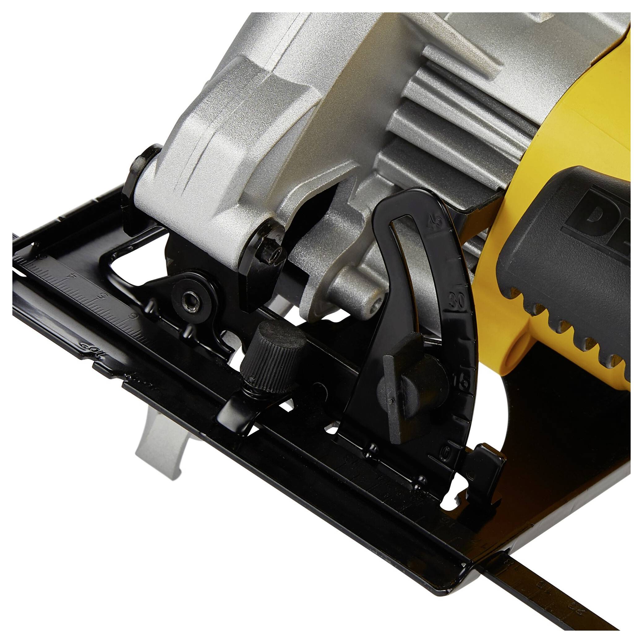 Eine Nahaufnahme einer Kreissäge mit gelbem und silbernem Körper, die Verstellhebel und einen Teil der Grundplatte zeigt.