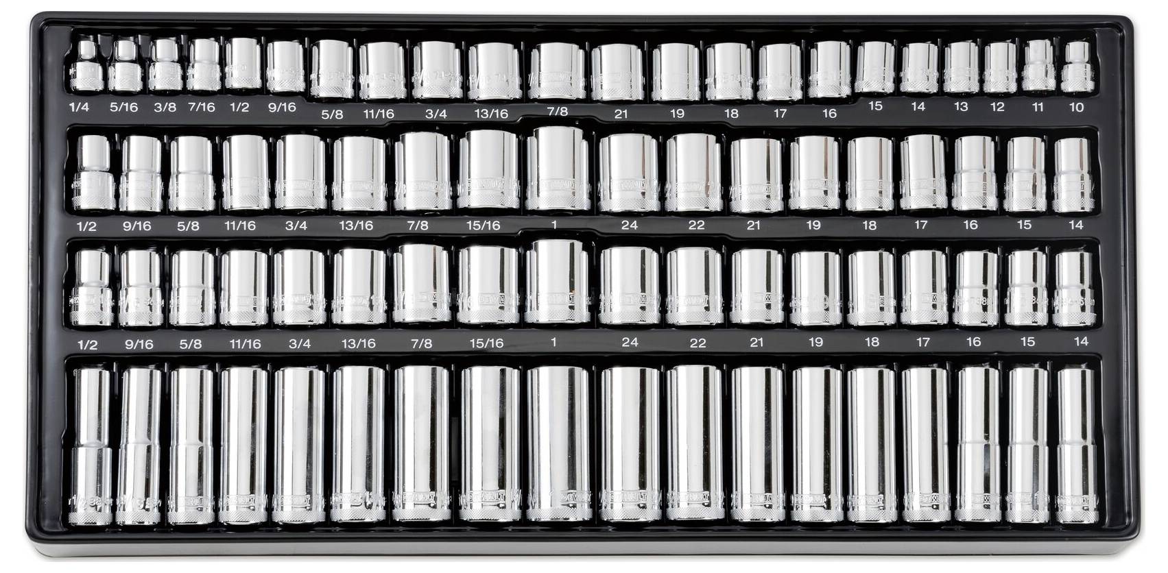 Eine Person benutzt eine gelbe Kreissäge, um ein Holzbrett zu schneiden, wobei Sägespäne streuen, während die Säge entlang einer markierten Linie bewegt wird.