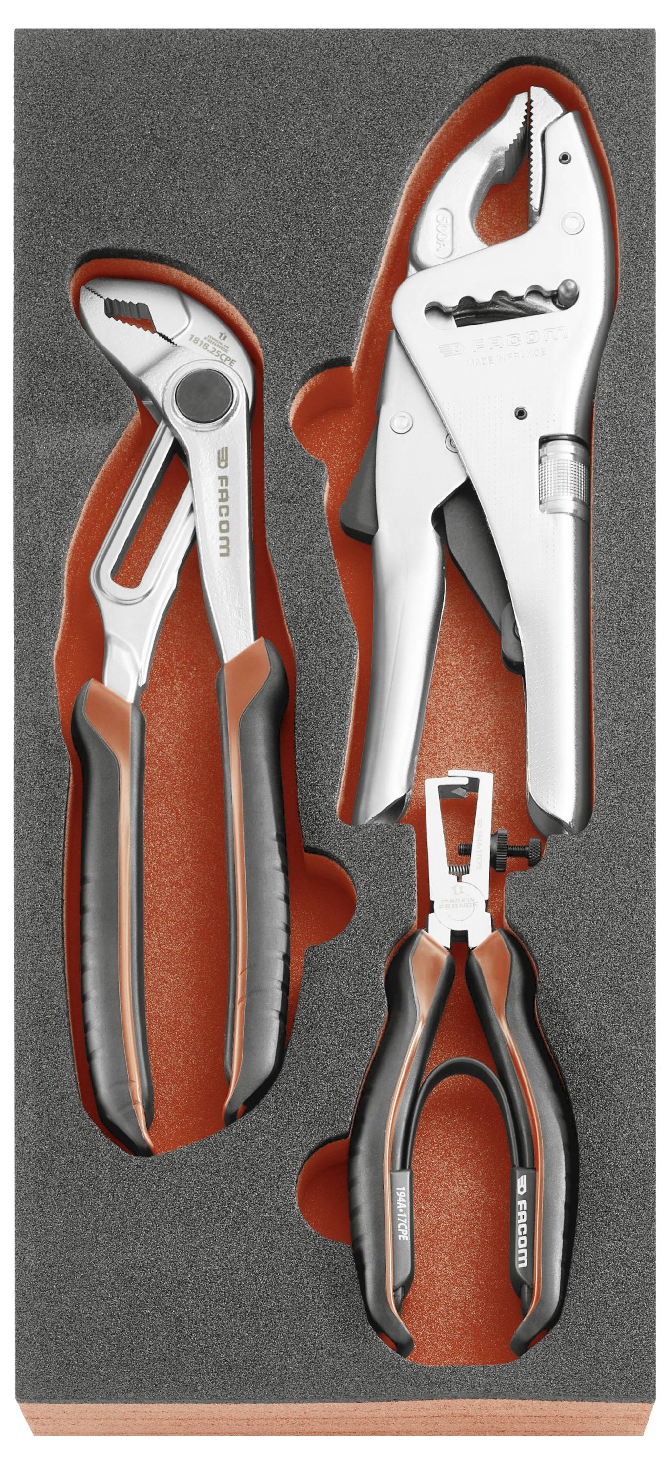 Drei isolierte Handwerkzeuge in einem geformten Koffer: ein Universalmesser, Schnellspannzangen und eine Drahtschere/Zange.