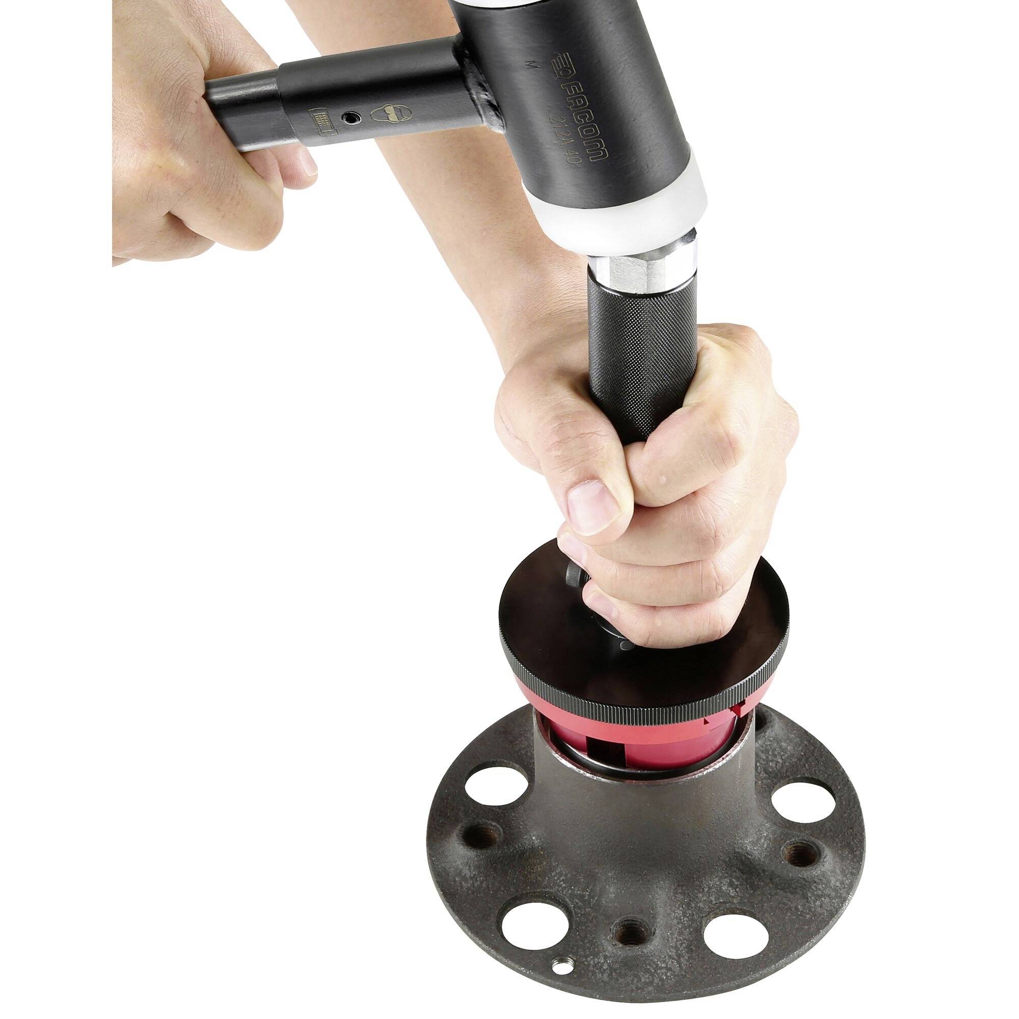 Die Hände einer Person verwenden ein Werkzeug, um ein Rohr zu greifen und zu drehen, was die Anwendung des Werkzeugs in der Sanitär- oder Bauarbeit demonstriert.