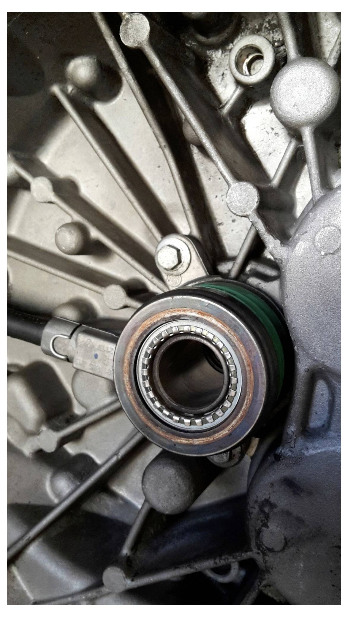 Notfall-LED-Arbeitsleuchte in zylindrischem rot-schwarzem Gehäuse, an einem Rohr mit seinem Haken hängend, konzipiert für die Beleuchtung in engen Räumen.